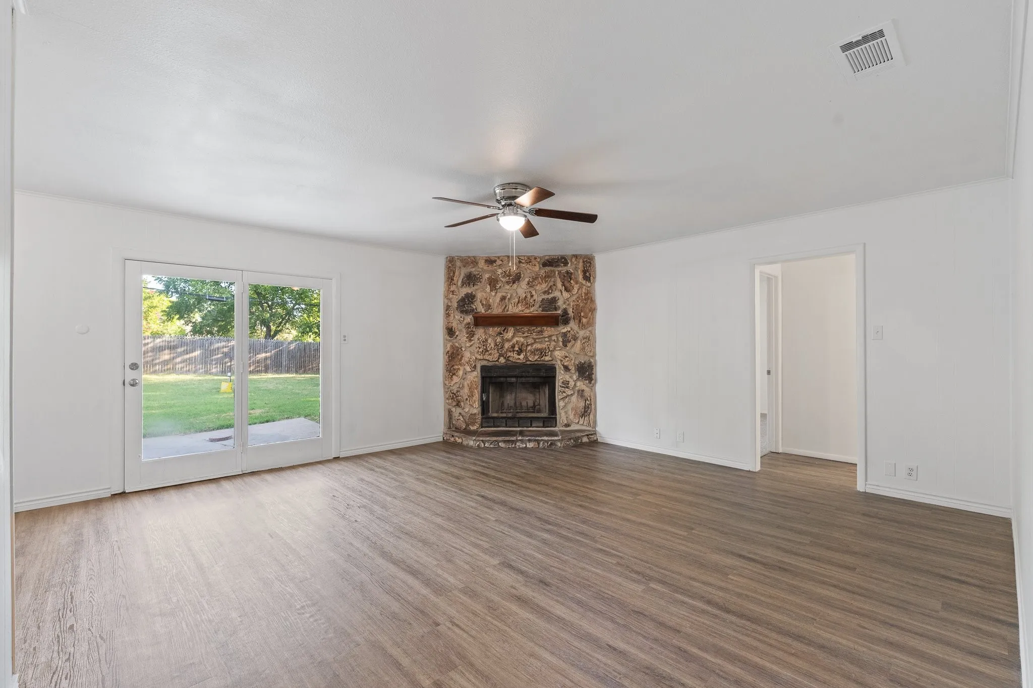Single Family Residence For Sale in Johnson County , 1206 Hemphill Drive, Cleburne, Texas 76033, 3 Bedroom, 2 Bathroom, 2 Garage spaces, 1,350 Sqft, built in 1968, mls#21342870, Real Estate Agent in Cleburne, Homes For Sale in Johnson county, Homes For Sale in Cleburne, Realtor in Cleburne Texas, Real Estate Brokerage Independent Realty Texas, Luminita Cordes Realtor
