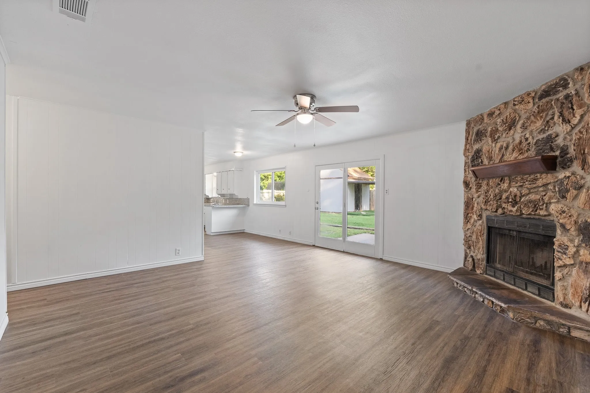 Single Family Residence For Sale in Johnson County , 1206 Hemphill Drive, Cleburne, Texas 76033, 3 Bedroom, 2 Bathroom, 2 Garage spaces, 1,350 Sqft, built in 1968, mls#21342870, Real Estate Agent in Cleburne, Homes For Sale in Johnson county, Homes For Sale in Cleburne, Realtor in Cleburne Texas, Real Estate Brokerage Independent Realty Texas, Luminita Cordes Realtor