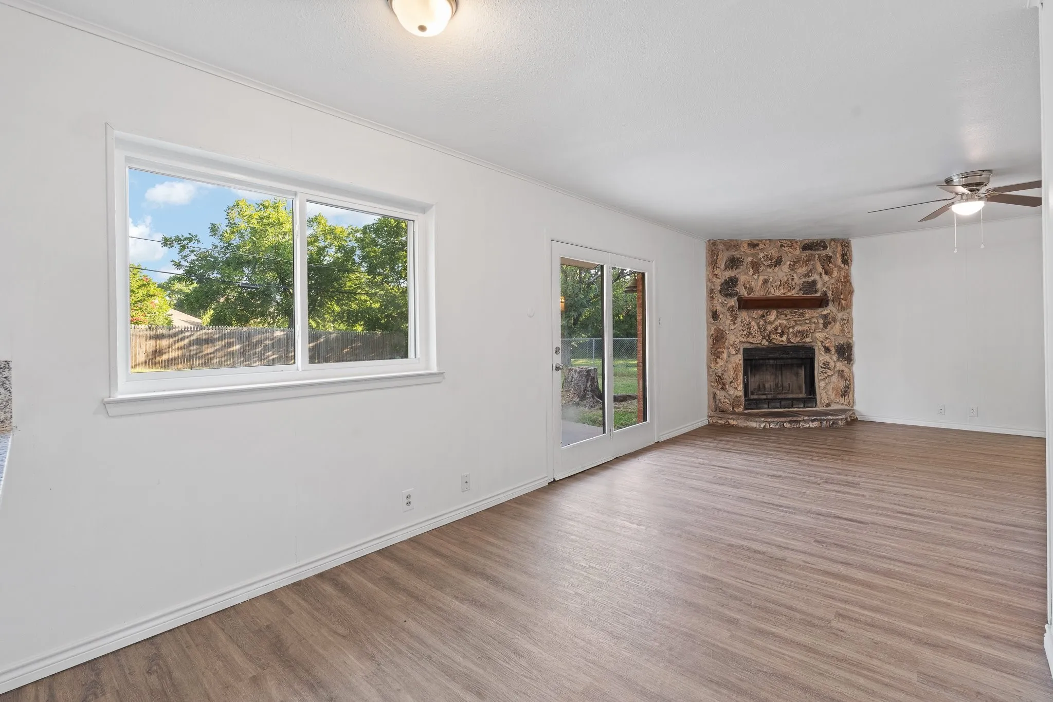 Single Family Residence For Sale in Johnson County , 1206 Hemphill Drive, Cleburne, Texas 76033, 3 Bedroom, 2 Bathroom, 2 Garage spaces, 1,350 Sqft, built in 1968, mls#21342870, Real Estate Agent in Cleburne, Homes For Sale in Johnson county, Homes For Sale in Cleburne, Realtor in Cleburne Texas, Real Estate Brokerage Independent Realty Texas, Luminita Cordes Realtor
