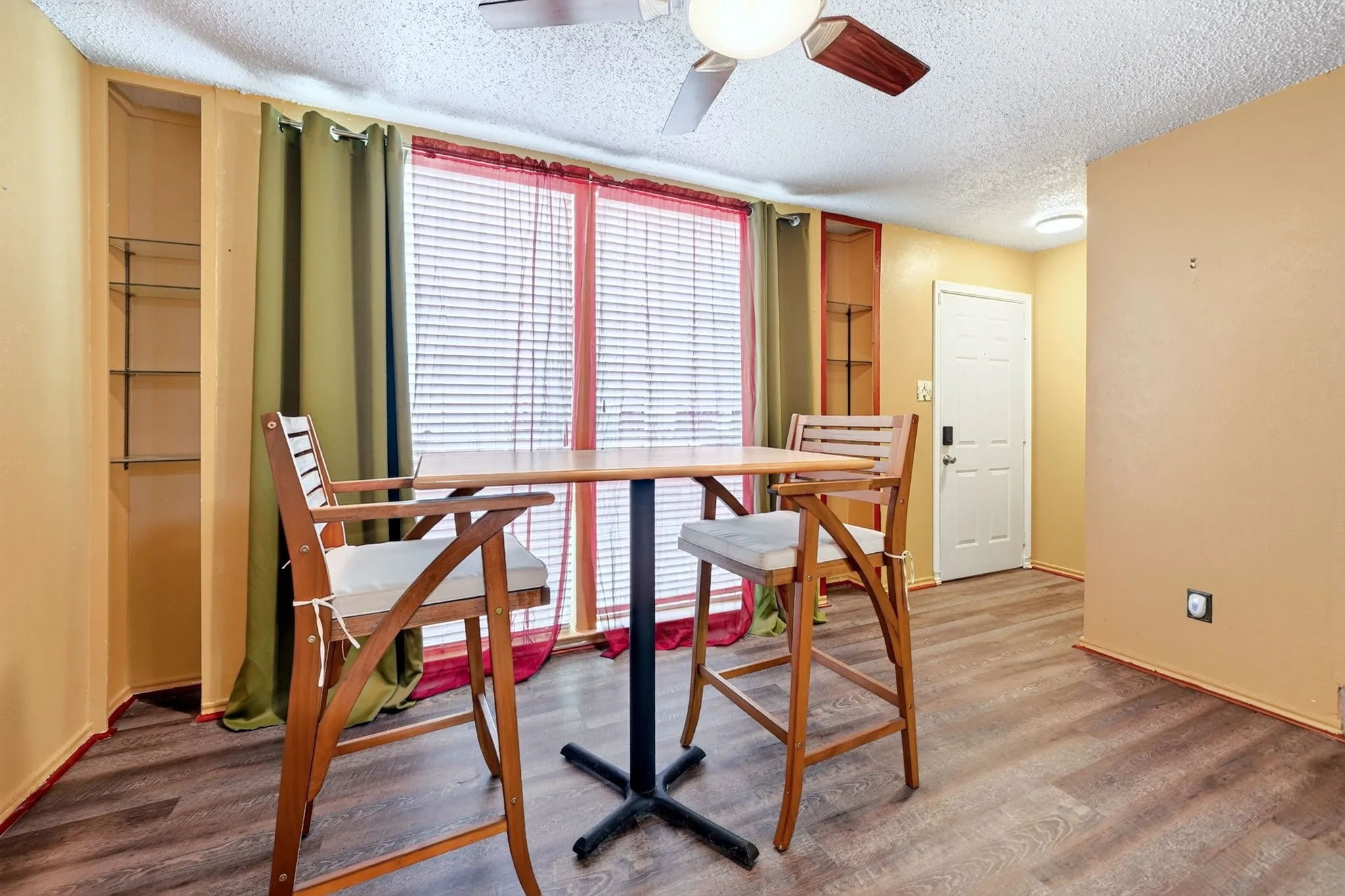Condominium For Sale in Dallas County , 7145 Fair Oaks Avenue 37, Dallas, Texas 75231, 2 Bedrooms, 3 Bathrooms, Garage spaces, 1,211 Sqft, built in 1974, Price $161,000, mls#21344524, Real Estate Agent in Dallas, Homes For Sale in Dallas county, Homes For Sale in Dallas, Realtor in Dallas Texas, Real Estate Brokerage Independent Realty Texas, Luminita Cordes Realtor