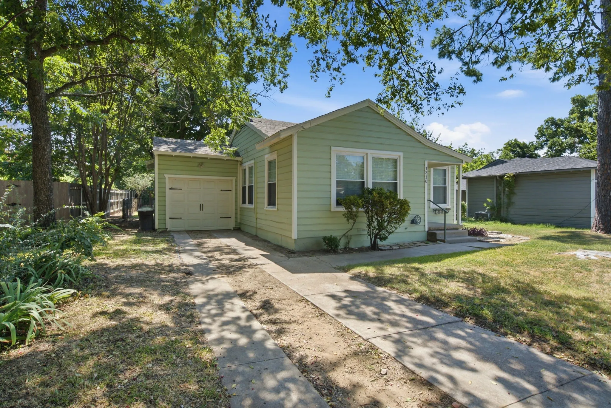 Single Family Residence For Sale in Parker County , 1310 Oliver Street, Weatherford, Texas 76086, 2 Bedroom, 1 Bathroom, 1 Garage spaces, 747 Sqft, built in 1957, mls#21344199, Real Estate Agent in Weatherford, Homes For Sale in Parker county, Homes For Sale in Weatherford, Realtor in Weatherford Texas, Real Estate Brokerage Independent Realty Texas, Luminita Cordes Realtor