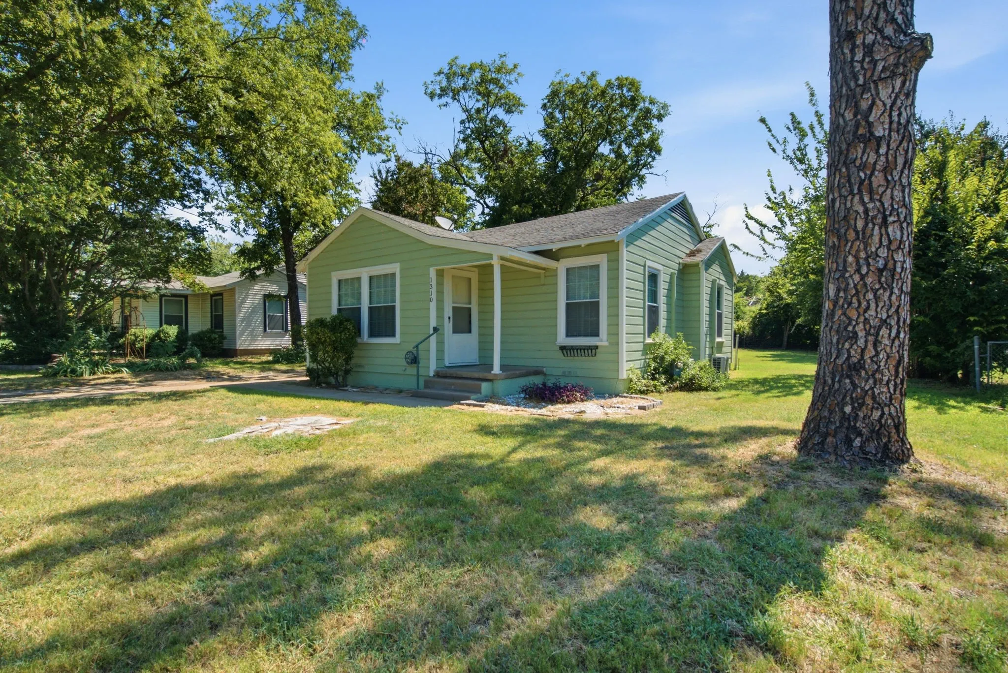Single Family Residence For Sale in Parker County , 1310 Oliver Street, Weatherford, Texas 76086, 2 Bedroom, 1 Bathroom, 1 Garage spaces, 747 Sqft, built in 1957, mls#21344199, Real Estate Agent in Weatherford, Homes For Sale in Parker county, Homes For Sale in Weatherford, Realtor in Weatherford Texas, Real Estate Brokerage Independent Realty Texas, Luminita Cordes Realtor