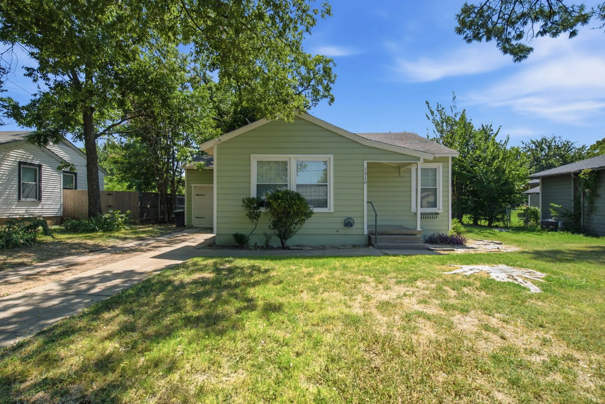 Single Family Residence For Sale in Parker County , 1310 Oliver Street, Weatherford, Texas 76086, 2 Bedroom, 1 Bathroom, 1 Garage spaces, 747 Sqft, built in 1957, mls#21344199, Real Estate Agent in Weatherford, Homes For Sale in Parker county, Homes For Sale in Weatherford, Realtor in Weatherford Texas, Real Estate Brokerage Independent Realty Texas, Luminita Cordes Realtor