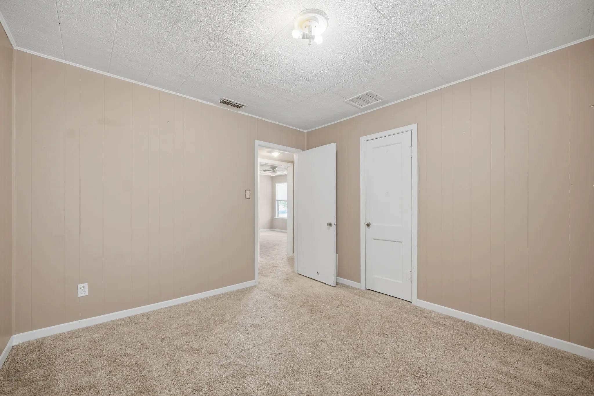 Single Family Residence For Sale in Taylor County , 1434 Kirkwood Street, Abilene, Texas 79603, 3 Bedroom, 2 Bathroom, 1 Garage spaces, 1,281 Sqft, built in 1950, mls#21343515, Real Estate Agent in Abilene, Homes For Sale in Taylor county, Homes For Sale in Abilene, Realtor in Abilene Texas, Real Estate Brokerage Independent Realty Texas, Luminita Cordes Realtor