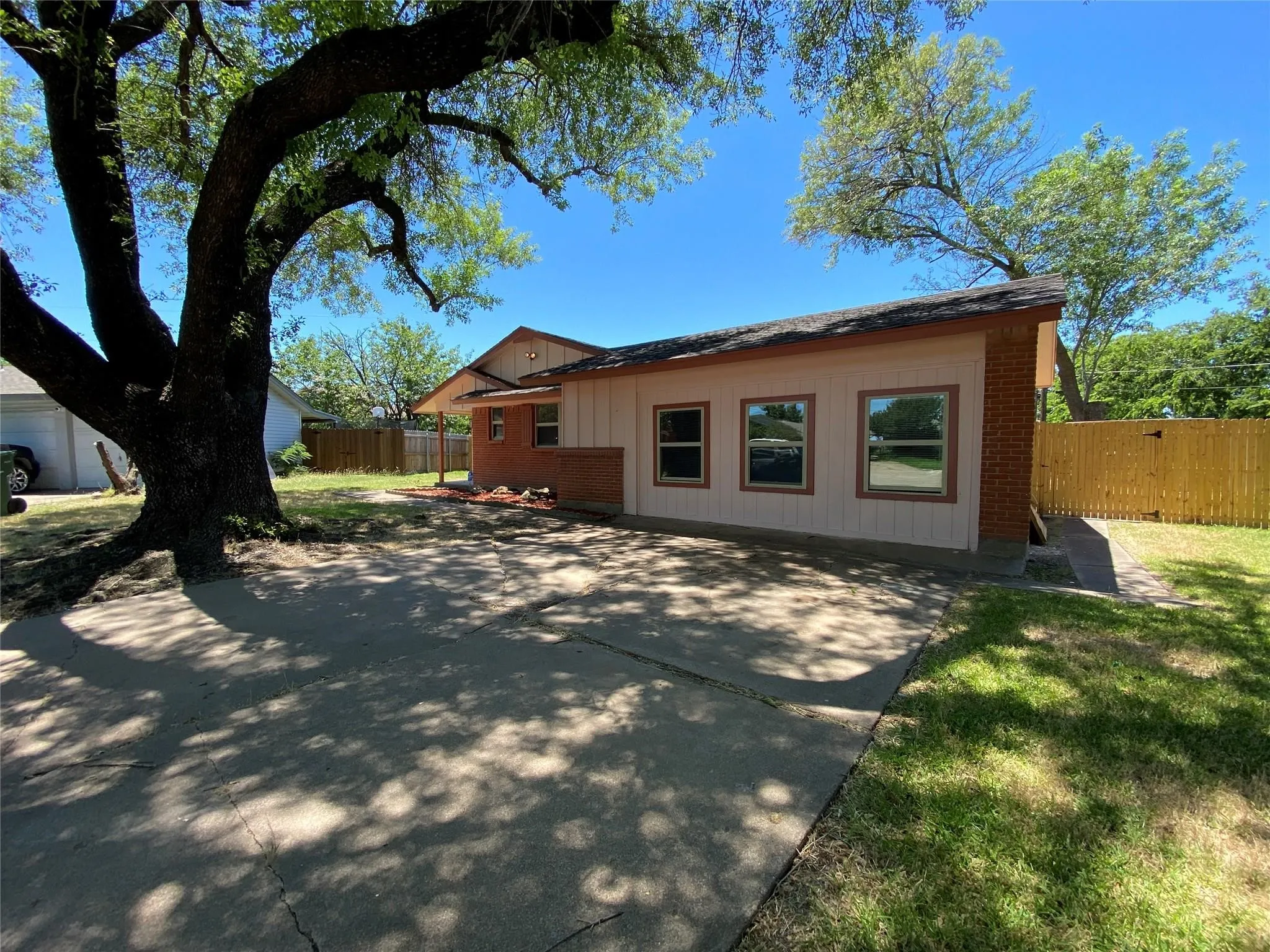 Single Family Residence For Rent in Dallas County , 2813 Arcady Drive, Garland, Texas 75041, 3 Bedroom, 2 Bathroom, Garage spaces, 1,500 Sqft, built in 1960, mls#21344943, Real Estate Agent in Garland, Homes For Rent in Dallas county, Homes For Rent in Garland, Realtor in Garland Texas, Real Estate Brokerage Independent Realty Texas, Luminita Cordes Realtor