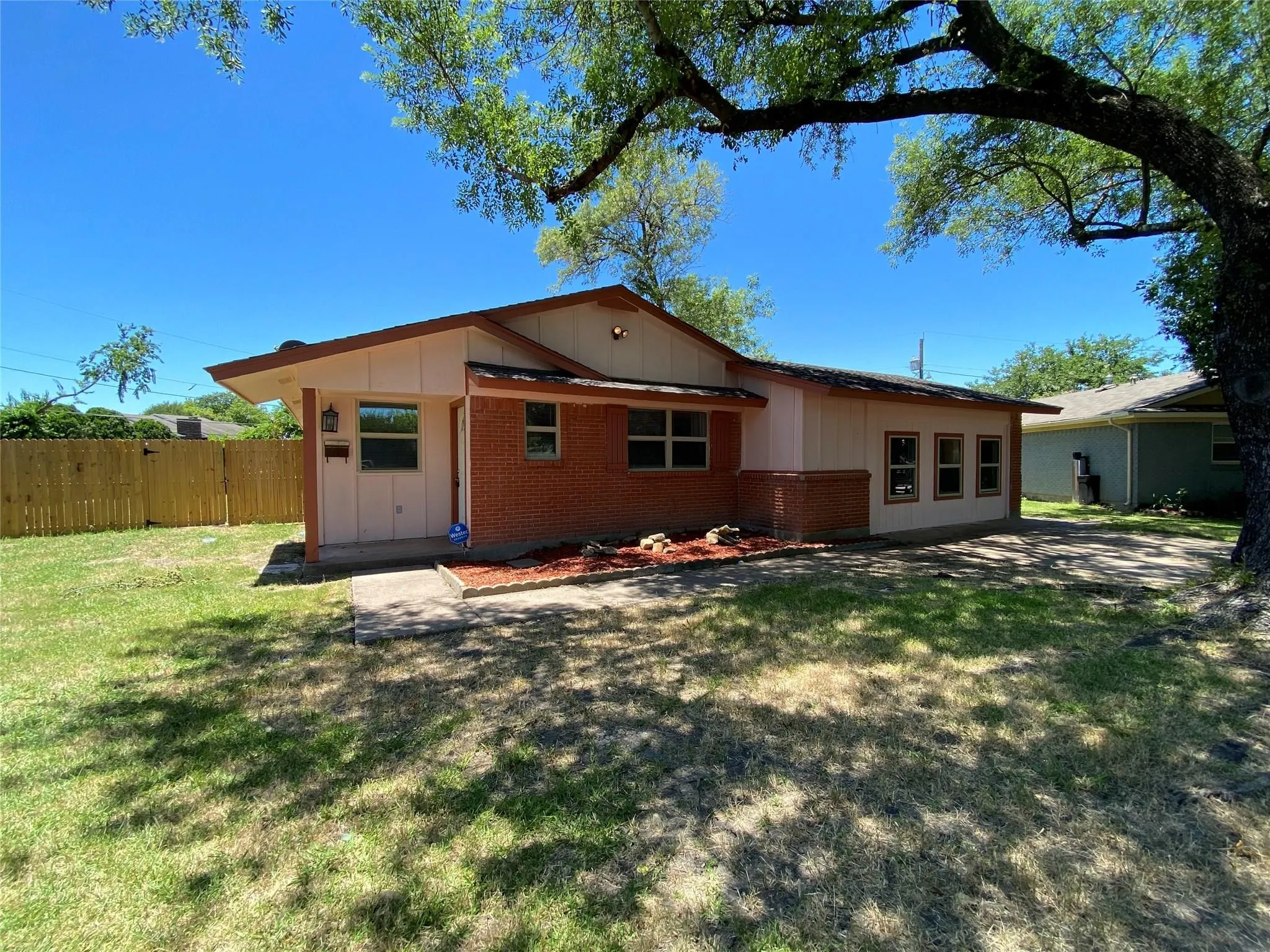 Single Family Residence For Rent in Dallas County , 2813 Arcady Drive, Garland, Texas 75041, 3 Bedroom, 2 Bathroom, Garage spaces, 1,500 Sqft, built in 1960, mls#21344943, Real Estate Agent in Garland, Homes For Rent in Dallas county, Homes For Rent in Garland, Realtor in Garland Texas, Real Estate Brokerage Independent Realty Texas, Luminita Cordes Realtor