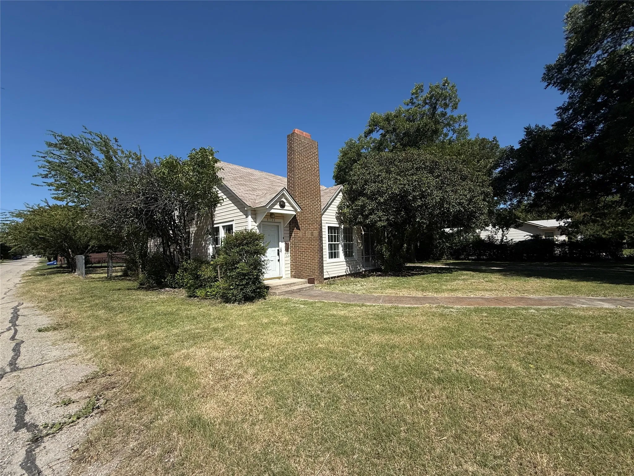 Single Family Residence For Sale in Brown County , 2700 Elizabeth Drive, Brownwood, Texas 76801, 3 Bedroom, 2 Bathroom, 1 Garage spaces, 1,461 Sqft, built in 1945, mls#21344903, Real Estate Agent in Brownwood, Homes For Sale in Brown county, Homes For Sale in Brownwood, Realtor in Brownwood Texas, Real Estate Brokerage Independent Realty Texas, Luminita Cordes Realtor