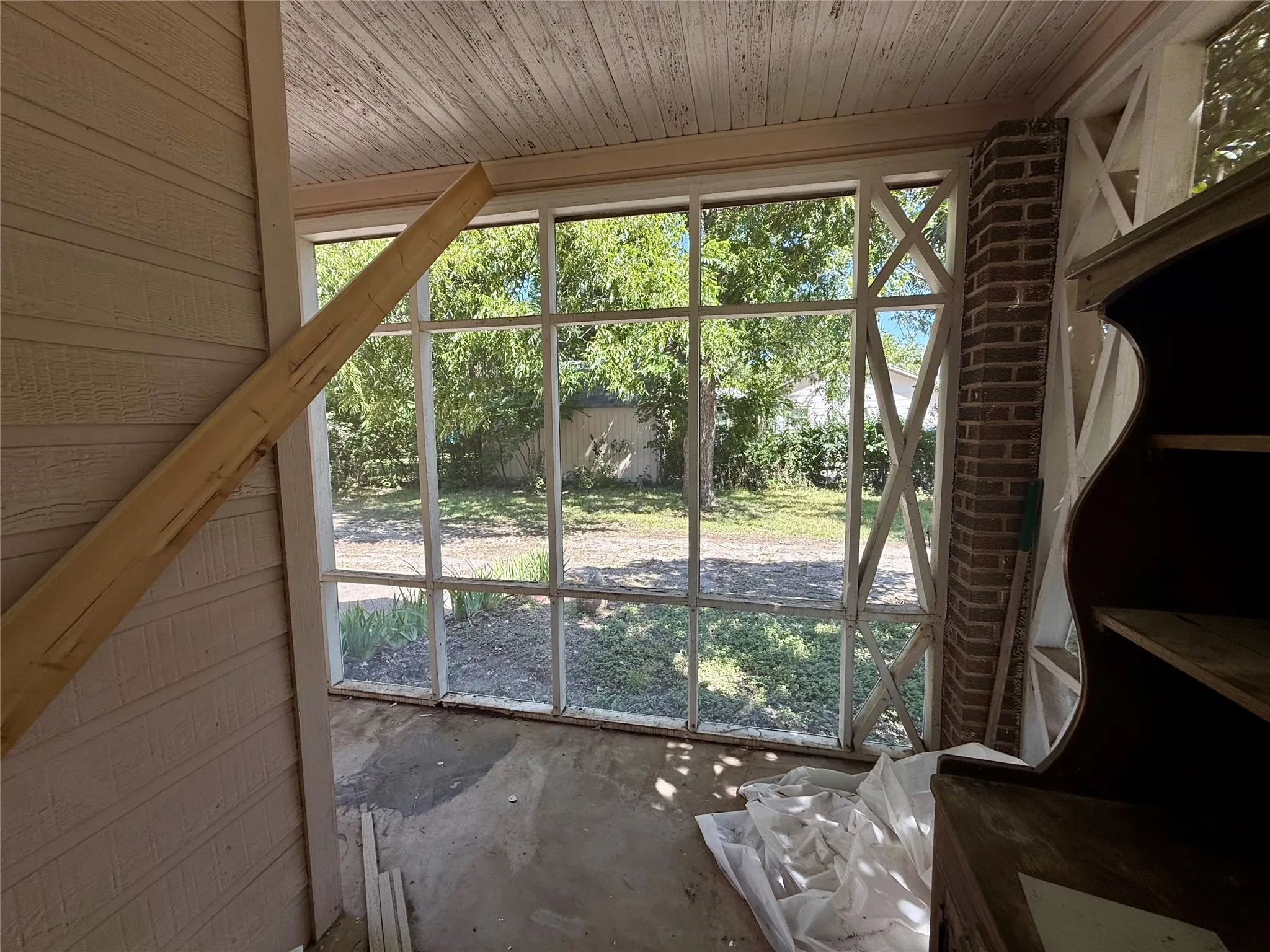 Screened in porch room