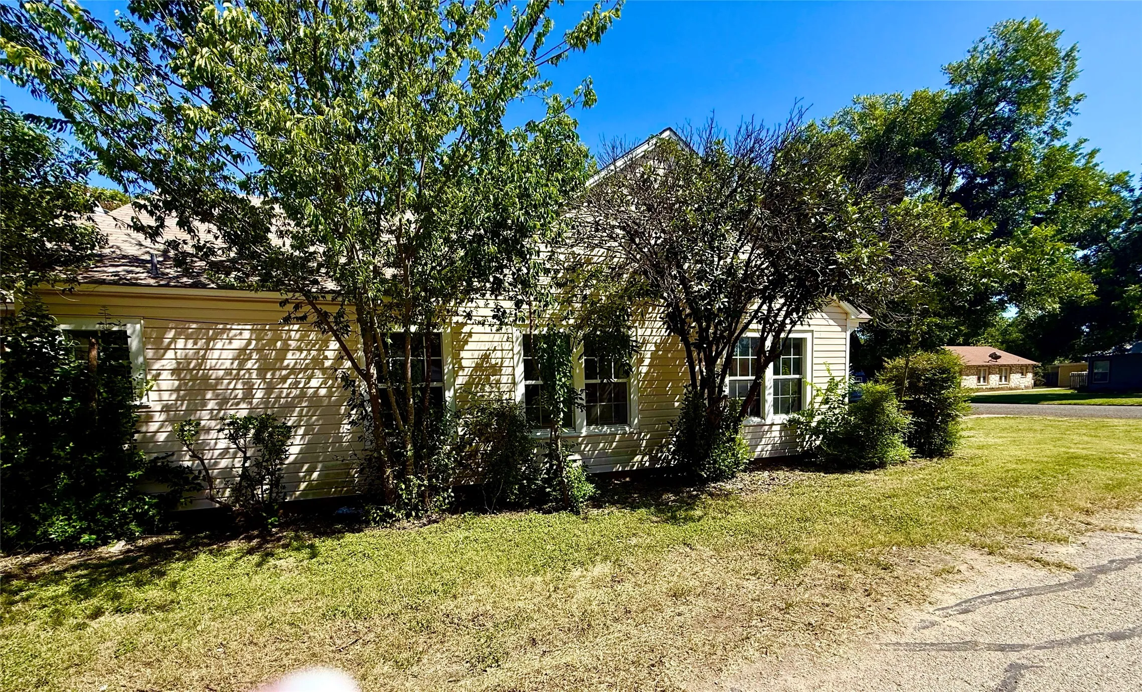 Single Family Residence For Sale in Brown County , 2700 Elizabeth Drive, Brownwood, Texas 76801, 3 Bedroom, 2 Bathroom, 1 Garage spaces, 1,461 Sqft, built in 1945, mls#21344903, Real Estate Agent in Brownwood, Homes For Sale in Brown county, Homes For Sale in Brownwood, Realtor in Brownwood Texas, Real Estate Brokerage Independent Realty Texas, Luminita Cordes Realtor