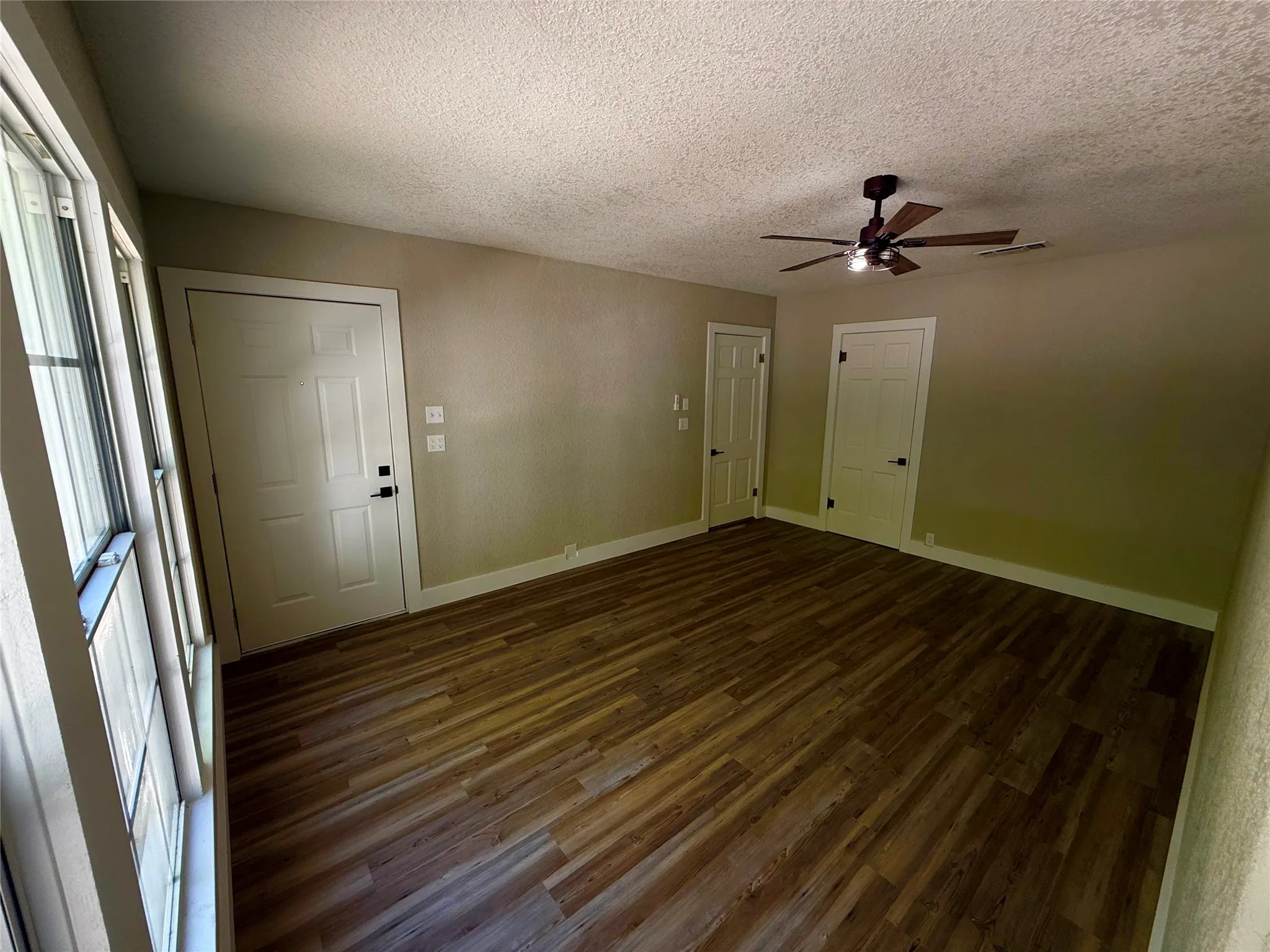 Middle primary bedroom
