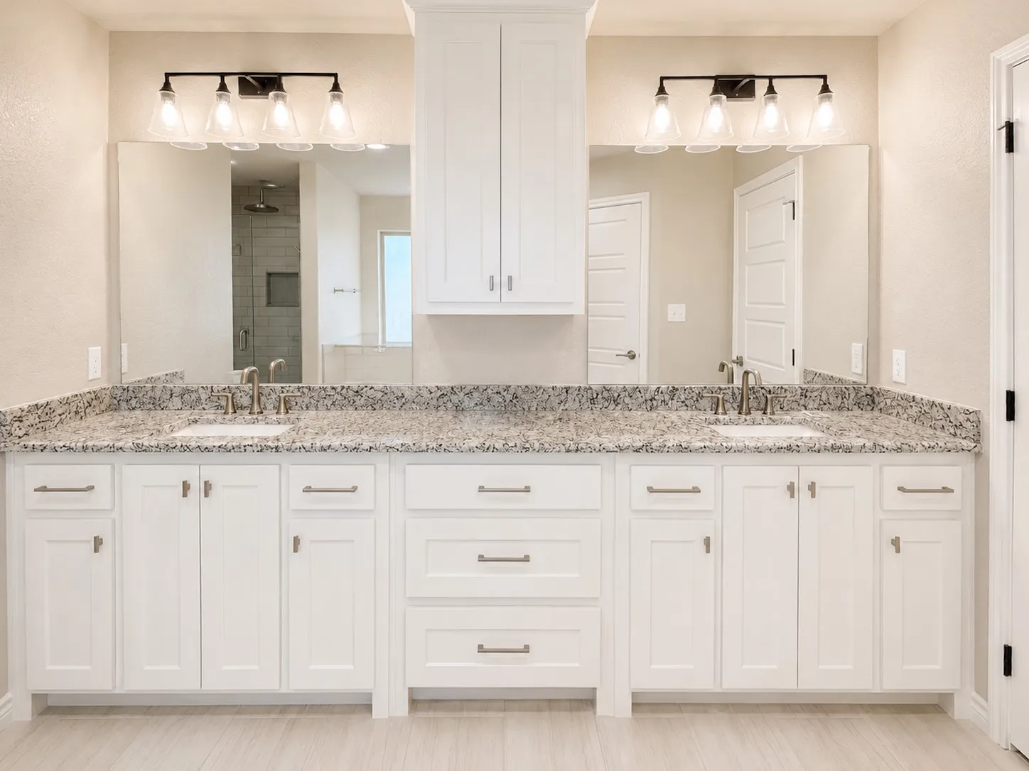 Primary bath, dual sinks