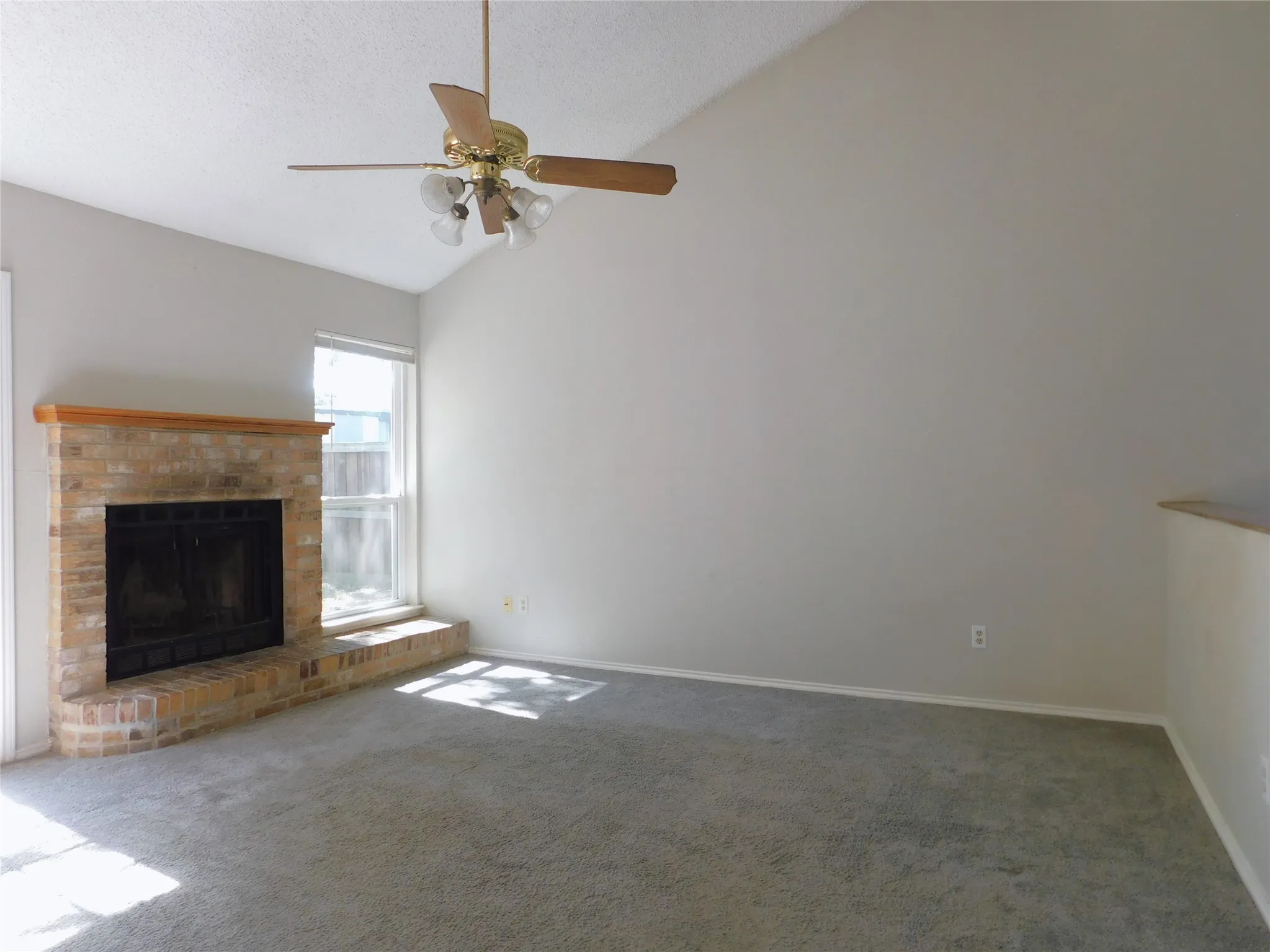 Single Family Residence For Rent in Denton County , 404 Pace Drive, Denton, Texas 76209, 3 Bedroom, 2 Bathroom, 2 Garage spaces, 1,156 Sqft, built in 1985, mls#21344810, Real Estate Agent in Denton, Homes For Rent in Denton county, Homes For Rent in Denton, Realtor in Denton Texas, Real Estate Brokerage Independent Realty Texas, Luminita Cordes Realtor