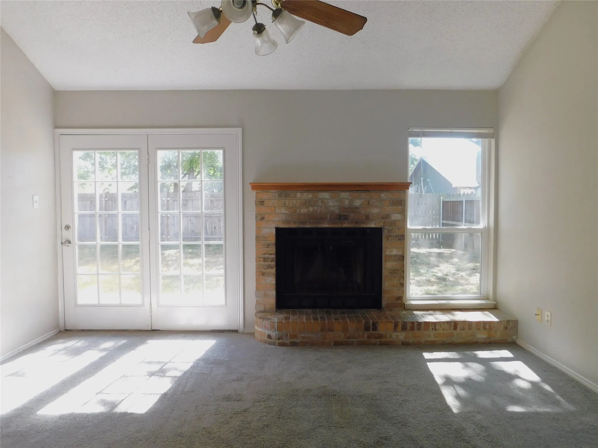 Single Family Residence For Rent in Denton County , 404 Pace Drive, Denton, Texas 76209, 3 Bedroom, 2 Bathroom, 2 Garage spaces, 1,156 Sqft, built in 1985, mls#21344810, Real Estate Agent in Denton, Homes For Rent in Denton county, Homes For Rent in Denton, Realtor in Denton Texas, Real Estate Brokerage Independent Realty Texas, Luminita Cordes Realtor