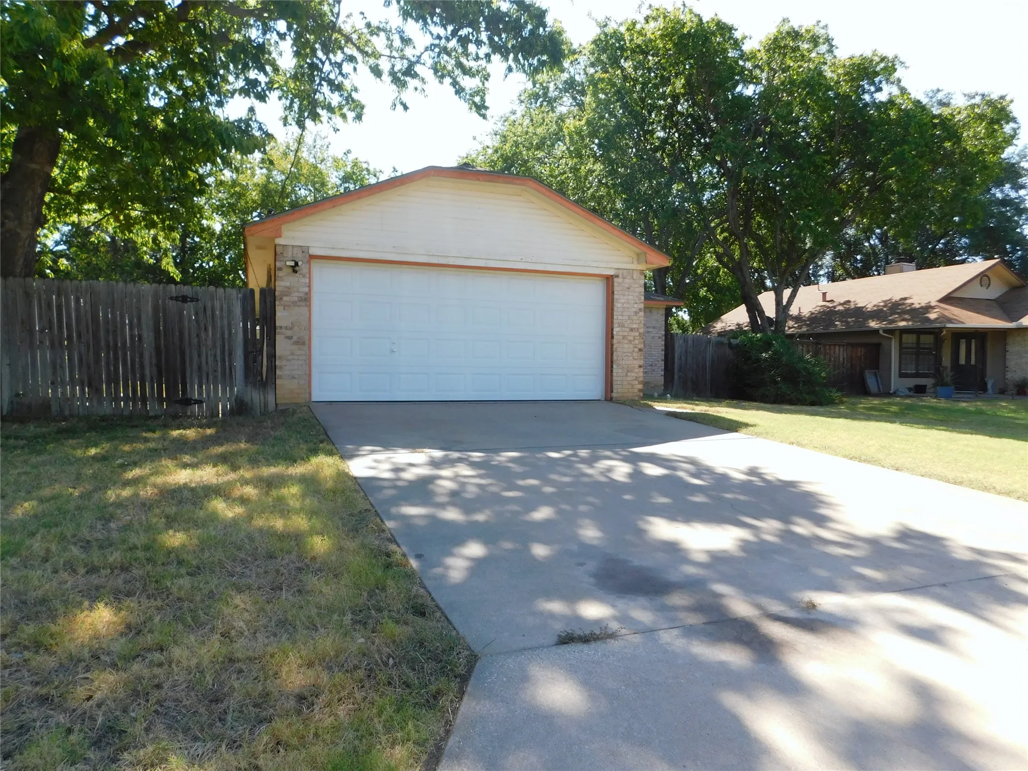 Single Family Residence For Rent in Denton County , 404 Pace Drive, Denton, Texas 76209, 3 Bedroom, 2 Bathroom, 2 Garage spaces, 1,156 Sqft, built in 1985, mls#21344810, Real Estate Agent in Denton, Homes For Rent in Denton county, Homes For Rent in Denton, Realtor in Denton Texas, Real Estate Brokerage Independent Realty Texas, Luminita Cordes Realtor