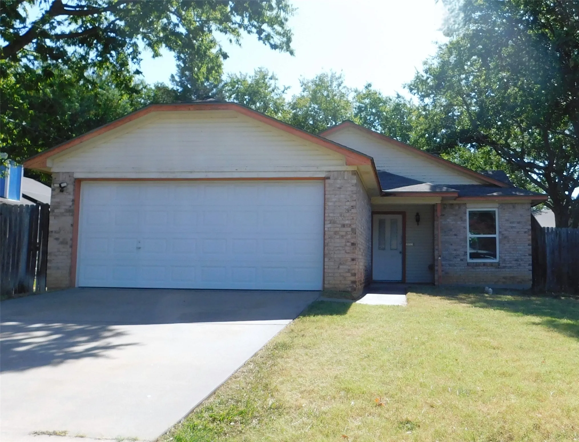 Single Family Residence For Rent in Denton County , 404 Pace Drive, Denton, Texas 76209, 3 Bedroom, 2 Bathroom, 2 Garage spaces, 1,156 Sqft, built in 1985, mls#21344810, Real Estate Agent in Denton, Homes For Rent in Denton county, Homes For Rent in Denton, Realtor in Denton Texas, Real Estate Brokerage Independent Realty Texas, Luminita Cordes Realtor