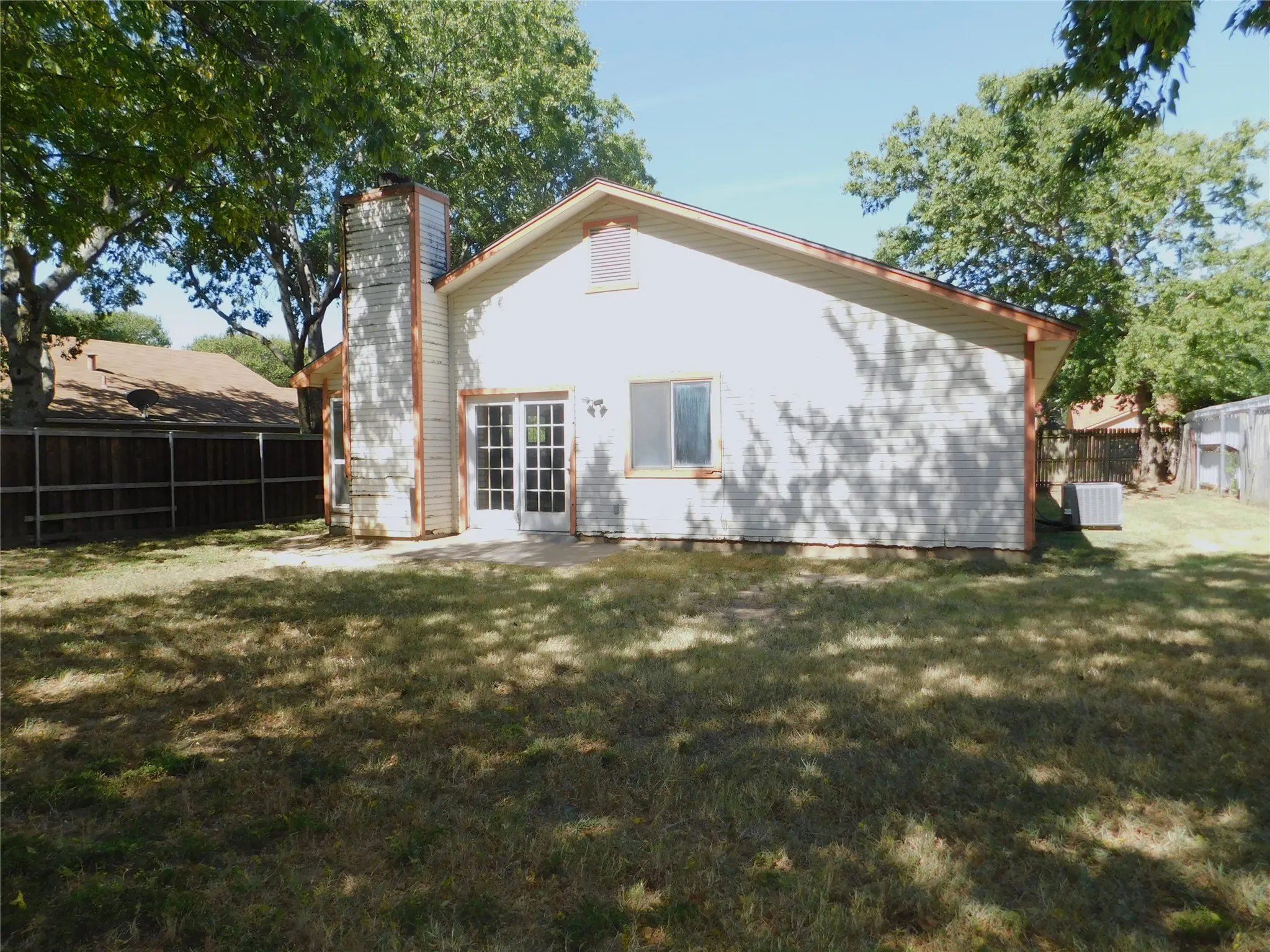 Single Family Residence For Rent in Denton County , 404 Pace Drive, Denton, Texas 76209, 3 Bedroom, 2 Bathroom, 2 Garage spaces, 1,156 Sqft, built in 1985, mls#21344810, Real Estate Agent in Denton, Homes For Rent in Denton county, Homes For Rent in Denton, Realtor in Denton Texas, Real Estate Brokerage Independent Realty Texas, Luminita Cordes Realtor