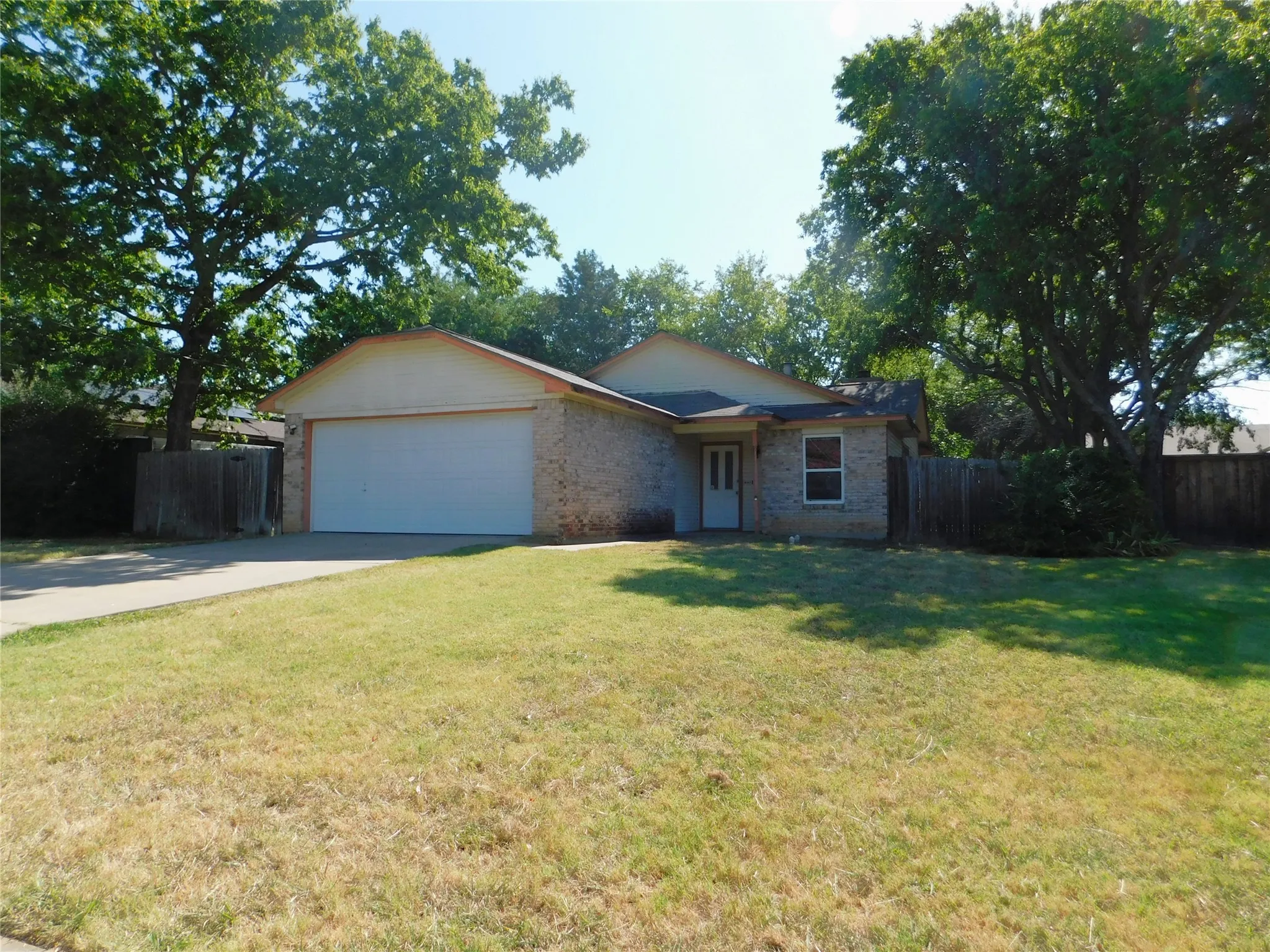 Single Family Residence For Rent in Denton County , 404 Pace Drive, Denton, Texas 76209, 3 Bedroom, 2 Bathroom, 2 Garage spaces, 1,156 Sqft, built in 1985, mls#21344810, Real Estate Agent in Denton, Homes For Rent in Denton county, Homes For Rent in Denton, Realtor in Denton Texas, Real Estate Brokerage Independent Realty Texas, Luminita Cordes Realtor