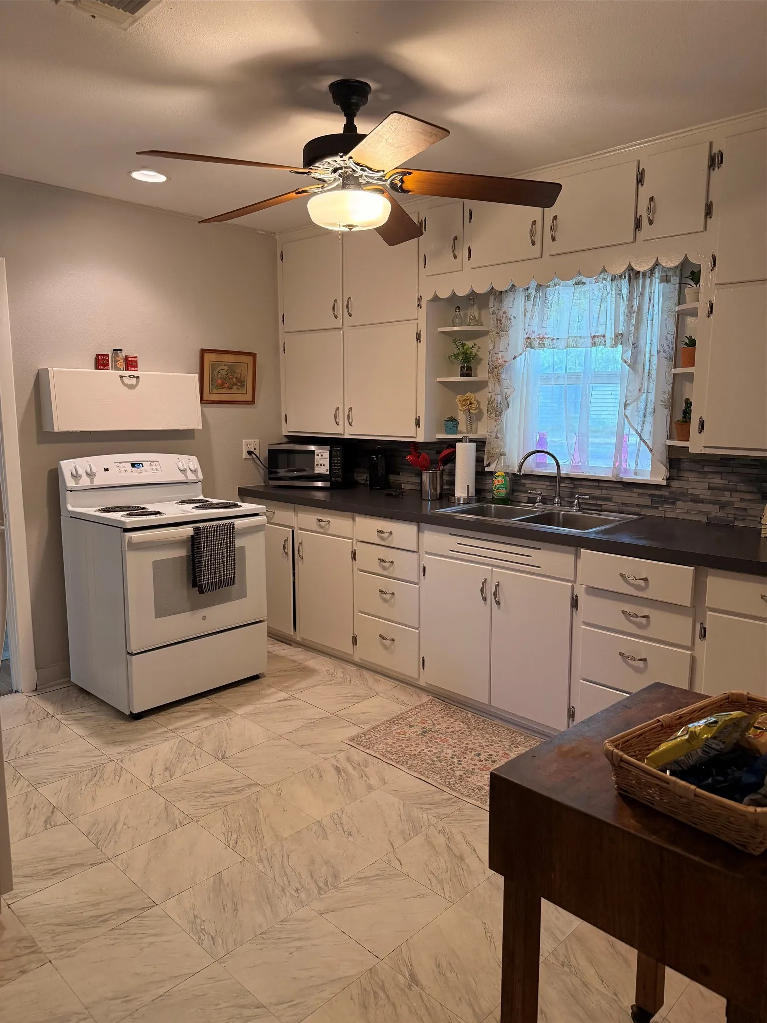 Single Family Residence For Sale in Taylor County , 1634 Sandefer Street, Abilene, Texas 79601, 3 Bedroom, 2 Bathroom, 1 Garage spaces, 1,647 Sqft, built in 1956, mls#21344876, Real Estate Agent in Abilene, Homes For Sale in Taylor county, Homes For Sale in Abilene, Realtor in Abilene Texas, Real Estate Brokerage Independent Realty Texas, Luminita Cordes Realtor