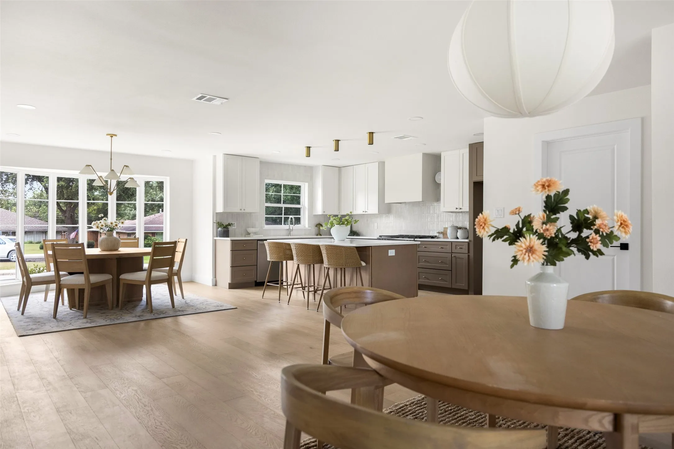 Single Family Residence For Sale in Dallas County , 7717 Meadowhaven Drive, Dallas, Texas 75254, 4 Bedroom, 4 Bathroom, 2 Garage spaces, 2,785 Sqft, built in 1968, mls#21344926, Real Estate Agent in Dallas, Homes For Sale in Dallas county, Homes For Sale in Dallas, Realtor in Dallas Texas, Real Estate Brokerage Independent Realty Texas, Luminita Cordes Realtor