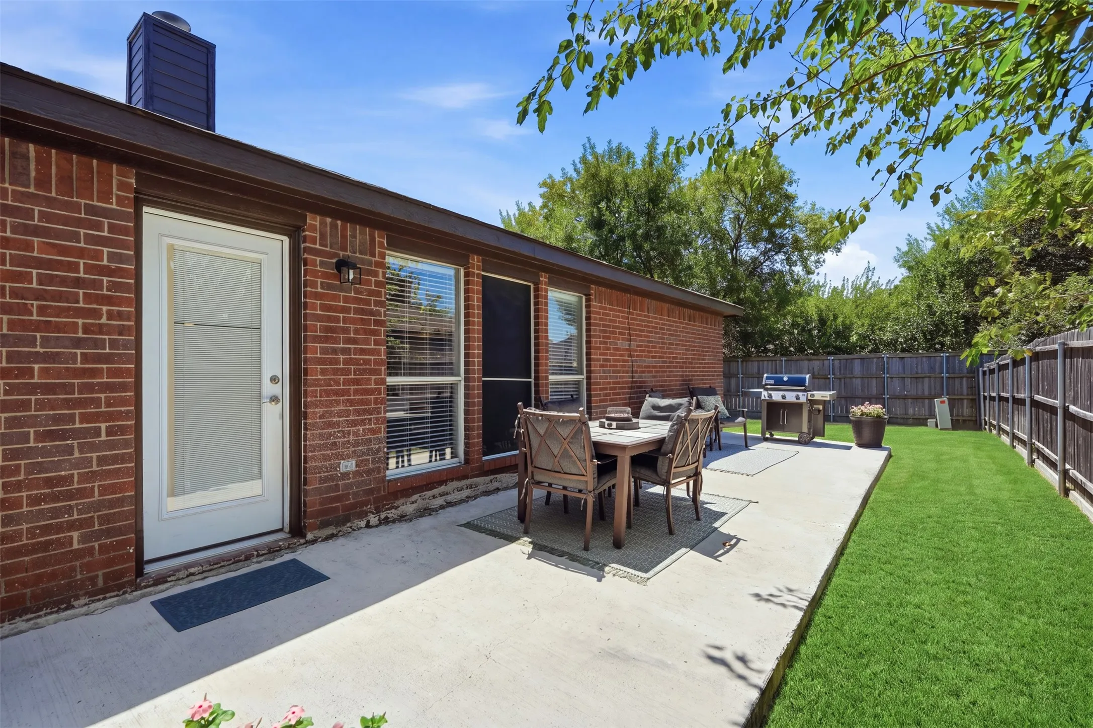 Single Family Residence For Sale in Denton County , 1152 Lake Bluff Drive, Little Elm, Texas 75068, 3 Bedroom, 2 Bathroom, 2 Garage spaces, 1,323 Sqft, built in 1999, mls#21344938, Real Estate Agent in Little Elm, Homes For Sale in Denton county, Homes For Sale in Little Elm, Realtor in Little Elm Texas, Real Estate Brokerage Independent Realty Texas, Luminita Cordes Realtor