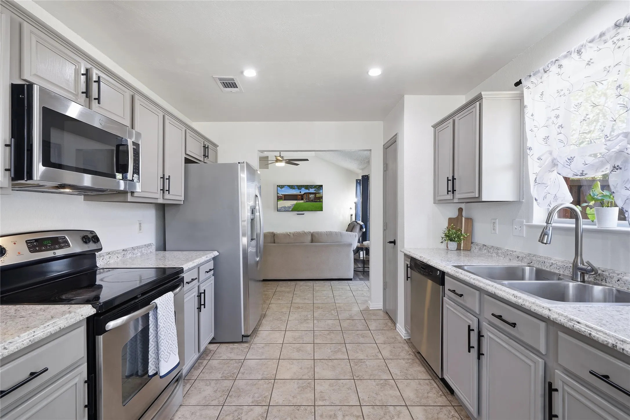 Single Family Residence For Sale in Denton County , 1152 Lake Bluff Drive, Little Elm, Texas 75068, 3 Bedroom, 2 Bathroom, 2 Garage spaces, 1,323 Sqft, built in 1999, mls#21344938, Real Estate Agent in Little Elm, Homes For Sale in Denton county, Homes For Sale in Little Elm, Realtor in Little Elm Texas, Real Estate Brokerage Independent Realty Texas, Luminita Cordes Realtor