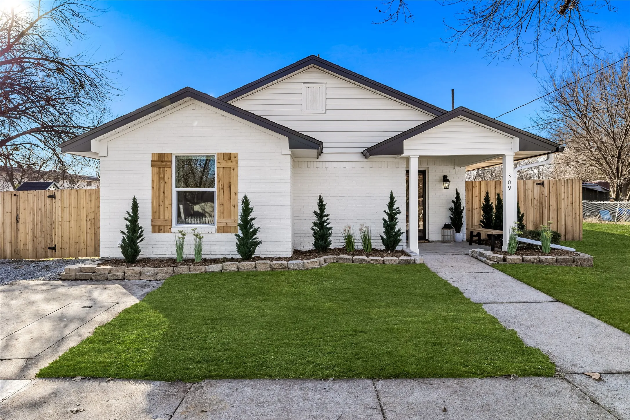 Single Family Residence For Sale in Collin County , 309 W White Avenue, Mc Kinney, Texas 75069, 3 Bedroom, 3 Bathroom, Garage spaces, 1,558 Sqft, built in 1985, mls#21344747, Real Estate Agent in Mc Kinney, Homes For Sale in Collin county, Homes For Sale in Mc Kinney, Realtor in Mc Kinney Texas, Real Estate Brokerage Independent Realty Texas, Luminita Cordes Realtor