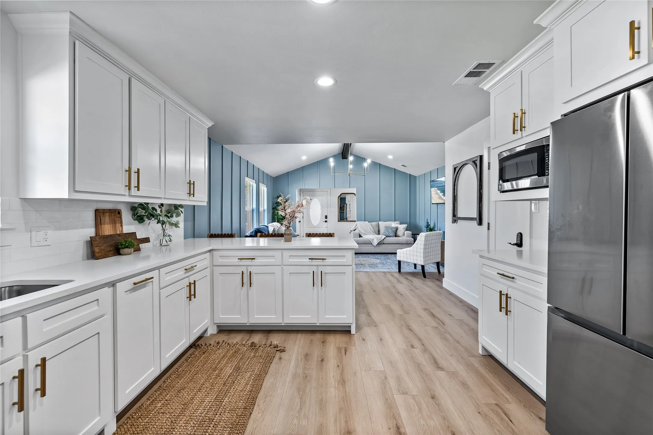 Single Family Residence For Sale in Collin County , 309 W White Avenue, Mc Kinney, Texas 75069, 3 Bedroom, 3 Bathroom, Garage spaces, 1,558 Sqft, built in 1985, mls#21344747, Real Estate Agent in Mc Kinney, Homes For Sale in Collin county, Homes For Sale in Mc Kinney, Realtor in Mc Kinney Texas, Real Estate Brokerage Independent Realty Texas, Luminita Cordes Realtor