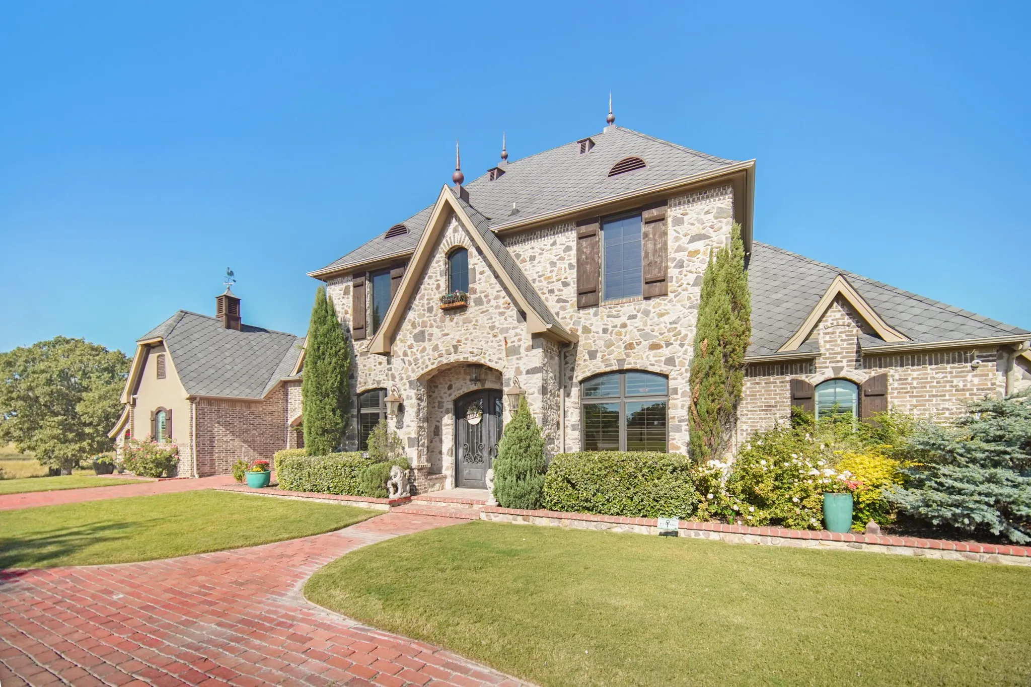 Single Family Residence For Sale in Jack County , 354 Ballpark Way, Jacksboro, Texas 76458, 4 Bedroom, 4 Bathroom, 4 Garage spaces, 4,340 Sqft, built in 2016, mls#21343689, Real Estate Agent in Jacksboro, Homes For Sale in Jack county, Homes For Sale in Jacksboro, Realtor in Jacksboro Texas, Real Estate Brokerage Independent Realty Texas, Luminita Cordes Realtor