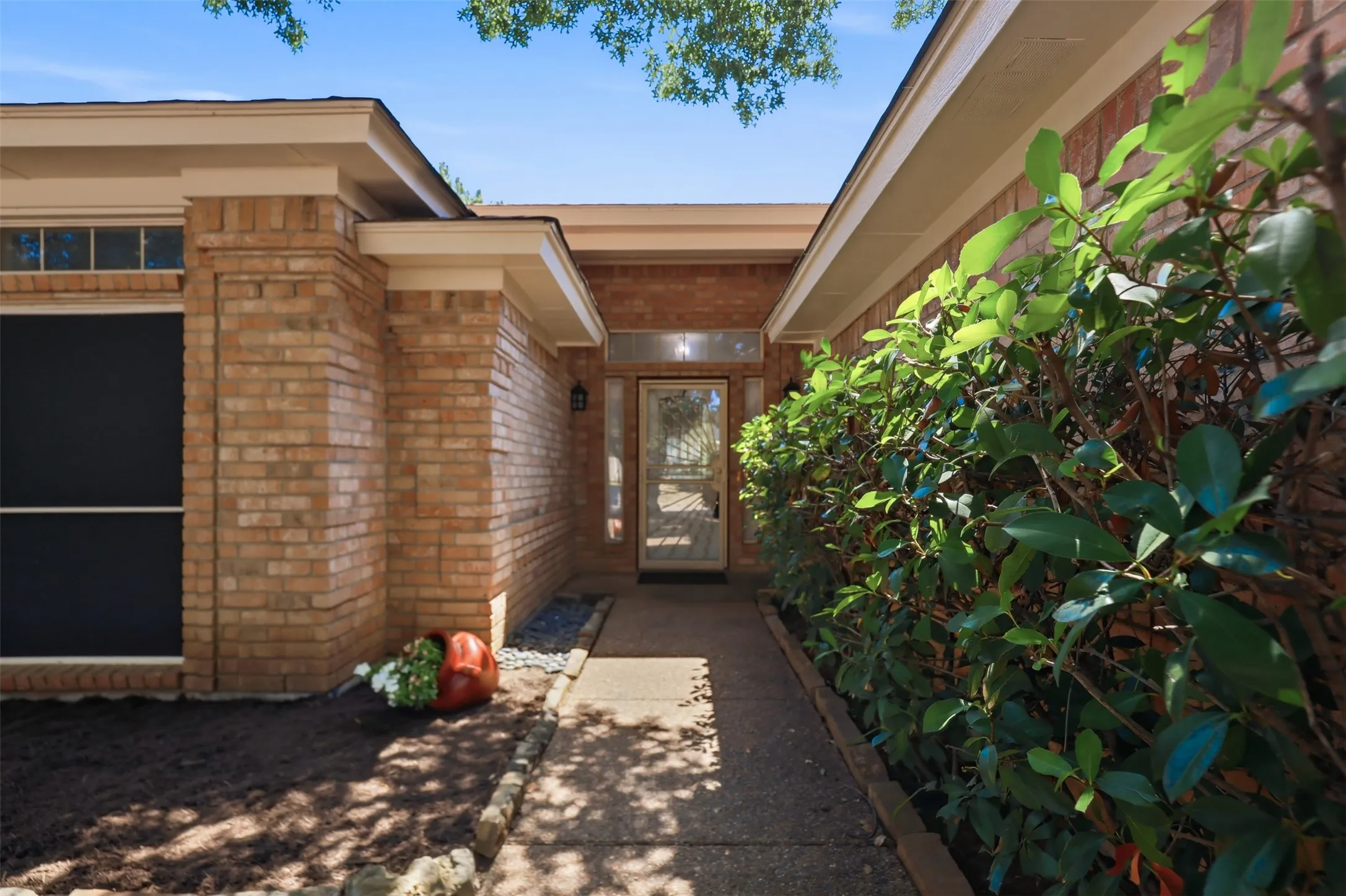 Single Family Residence For Sale in Tarrant County , 7229 Laurelhill Court S, Fort Worth, Texas 76133, 3 Bedroom, 2 Bathroom, 2 Garage spaces, 1,574 Sqft, built in 1989, mls#21345004, Real Estate Agent in Fort Worth, Homes For Sale in Tarrant county, Homes For Sale in Fort Worth, Realtor in Fort Worth Texas, Real Estate Brokerage Independent Realty Texas, Luminita Cordes Realtor
