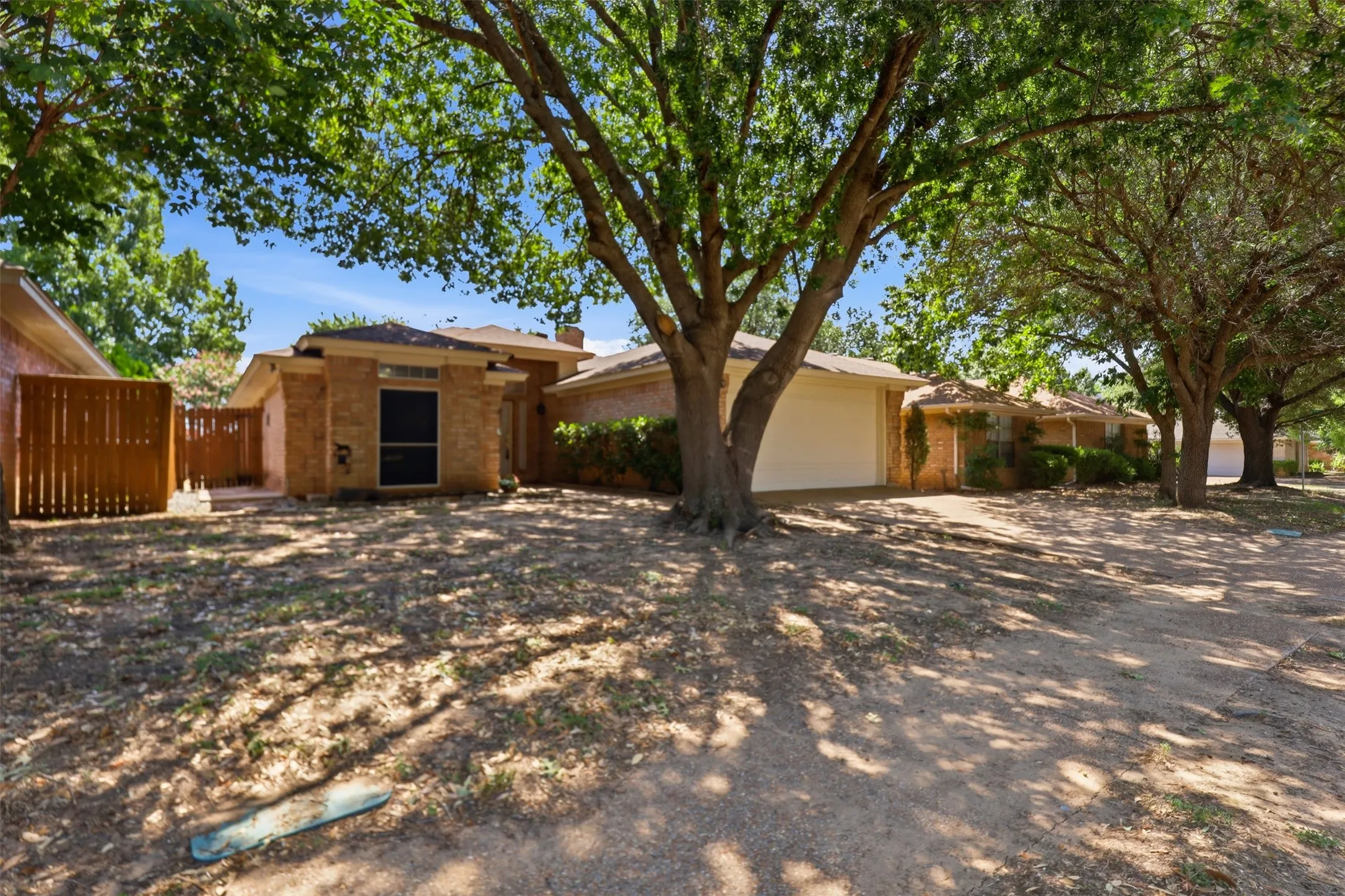 Single Family Residence For Sale in Tarrant County , 7229 Laurelhill Court S, Fort Worth, Texas 76133, 3 Bedroom, 2 Bathroom, 2 Garage spaces, 1,574 Sqft, built in 1989, mls#21345004, Real Estate Agent in Fort Worth, Homes For Sale in Tarrant county, Homes For Sale in Fort Worth, Realtor in Fort Worth Texas, Real Estate Brokerage Independent Realty Texas, Luminita Cordes Realtor