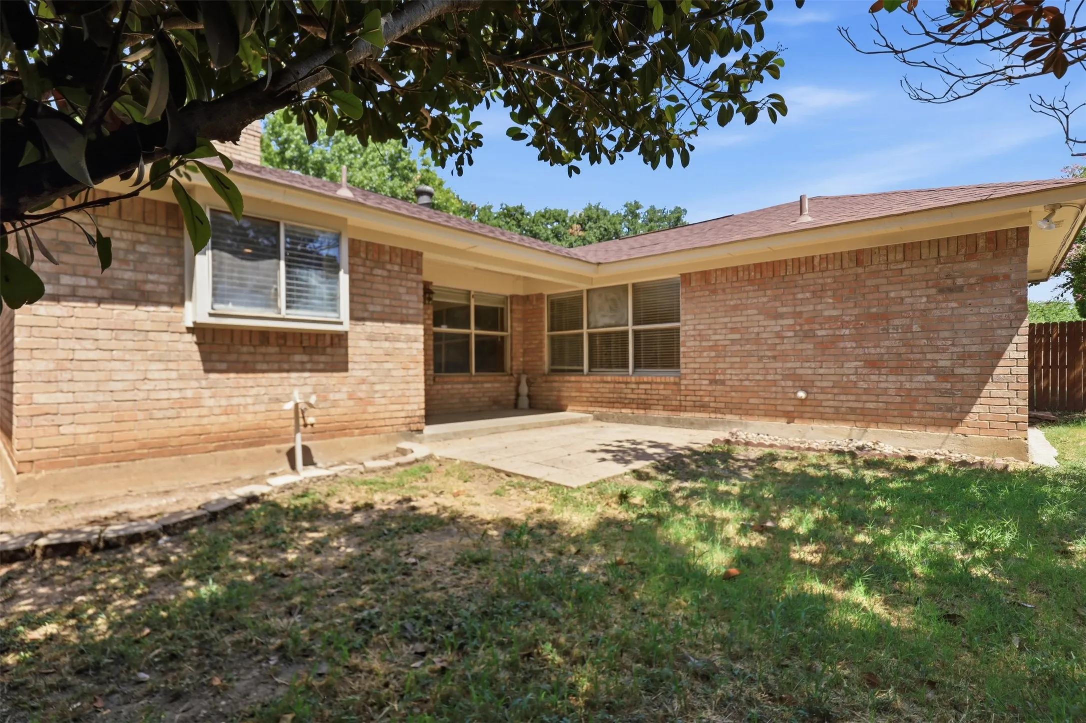 Single Family Residence For Sale in Tarrant County , 7229 Laurelhill Court S, Fort Worth, Texas 76133, 3 Bedroom, 2 Bathroom, 2 Garage spaces, 1,574 Sqft, built in 1989, mls#21345004, Real Estate Agent in Fort Worth, Homes For Sale in Tarrant county, Homes For Sale in Fort Worth, Realtor in Fort Worth Texas, Real Estate Brokerage Independent Realty Texas, Luminita Cordes Realtor