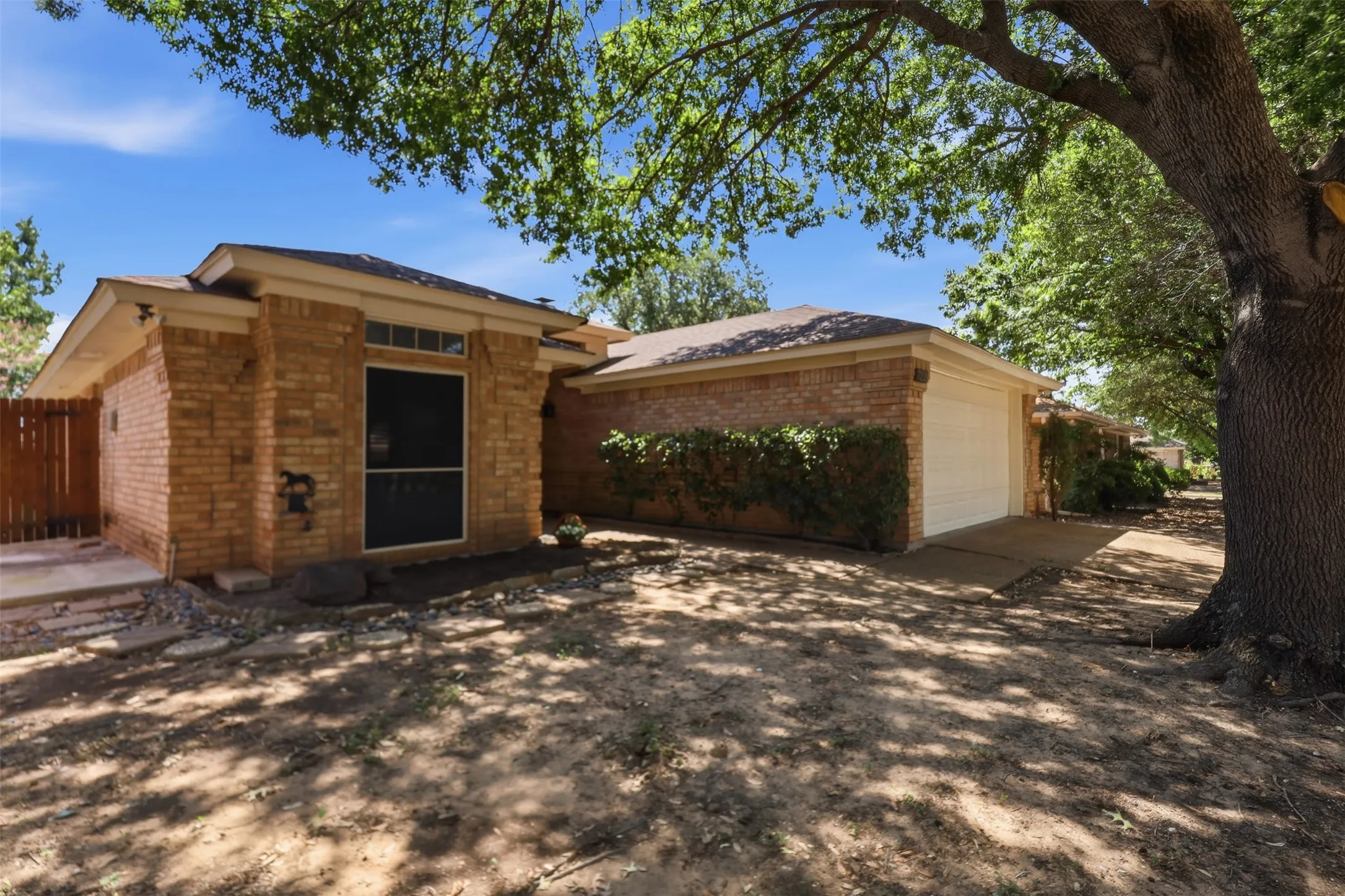 Single Family Residence For Sale in Tarrant County , 7229 Laurelhill Court S, Fort Worth, Texas 76133, 3 Bedroom, 2 Bathroom, 2 Garage spaces, 1,574 Sqft, built in 1989, mls#21345004, Real Estate Agent in Fort Worth, Homes For Sale in Tarrant county, Homes For Sale in Fort Worth, Realtor in Fort Worth Texas, Real Estate Brokerage Independent Realty Texas, Luminita Cordes Realtor
