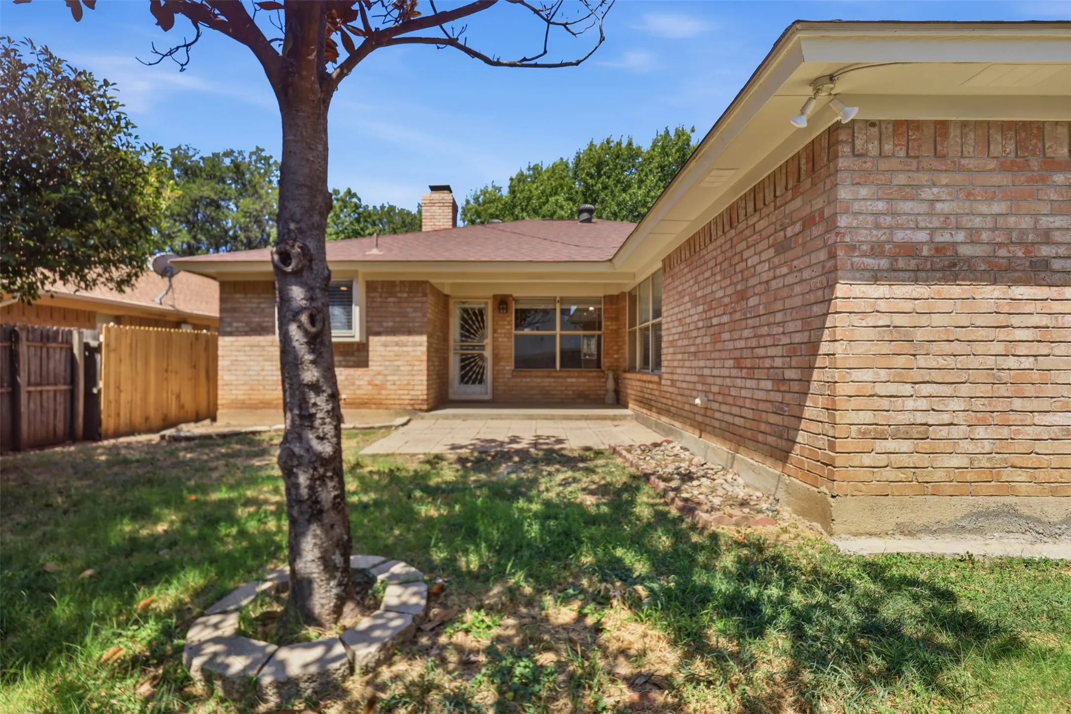 Single Family Residence For Sale in Tarrant County , 7229 Laurelhill Court S, Fort Worth, Texas 76133, 3 Bedroom, 2 Bathroom, 2 Garage spaces, 1,574 Sqft, built in 1989, mls#21345004, Real Estate Agent in Fort Worth, Homes For Sale in Tarrant county, Homes For Sale in Fort Worth, Realtor in Fort Worth Texas, Real Estate Brokerage Independent Realty Texas, Luminita Cordes Realtor