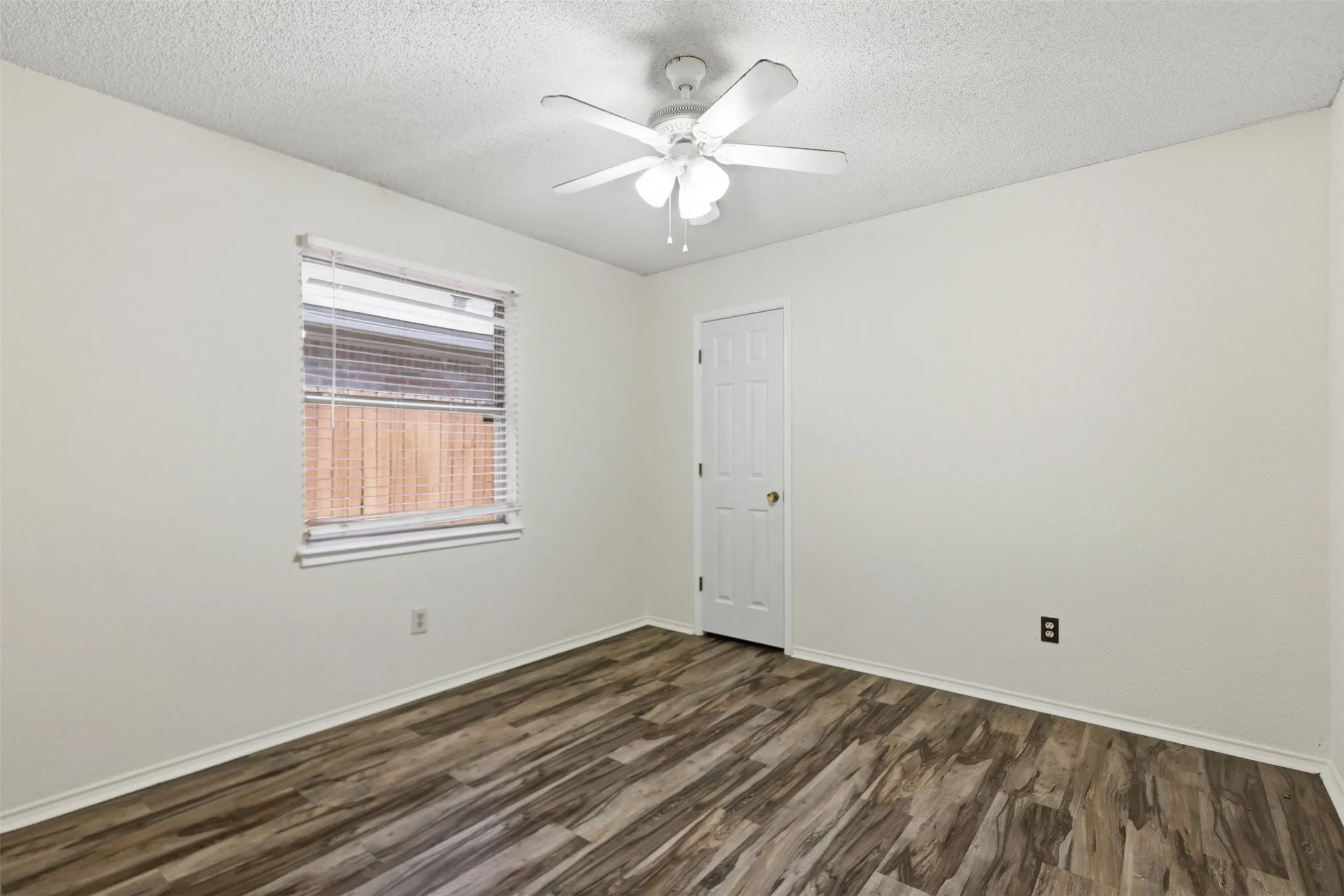 Single Family Residence For Sale in Tarrant County , 7229 Laurelhill Court S, Fort Worth, Texas 76133, 3 Bedroom, 2 Bathroom, 2 Garage spaces, 1,574 Sqft, built in 1989, mls#21345004, Real Estate Agent in Fort Worth, Homes For Sale in Tarrant county, Homes For Sale in Fort Worth, Realtor in Fort Worth Texas, Real Estate Brokerage Independent Realty Texas, Luminita Cordes Realtor