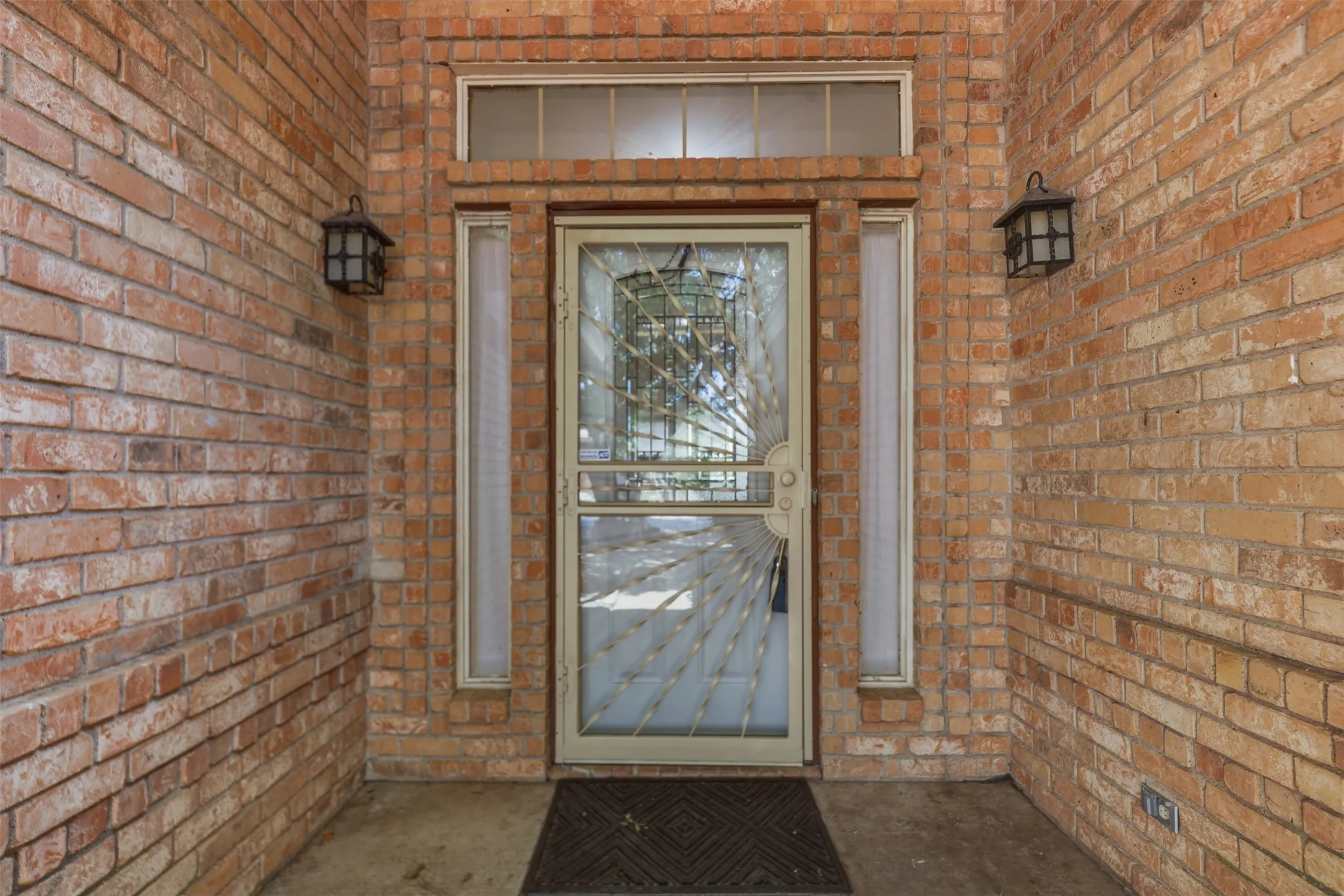 Single Family Residence For Sale in Tarrant County , 7229 Laurelhill Court S, Fort Worth, Texas 76133, 3 Bedroom, 2 Bathroom, 2 Garage spaces, 1,574 Sqft, built in 1989, mls#21345004, Real Estate Agent in Fort Worth, Homes For Sale in Tarrant county, Homes For Sale in Fort Worth, Realtor in Fort Worth Texas, Real Estate Brokerage Independent Realty Texas, Luminita Cordes Realtor