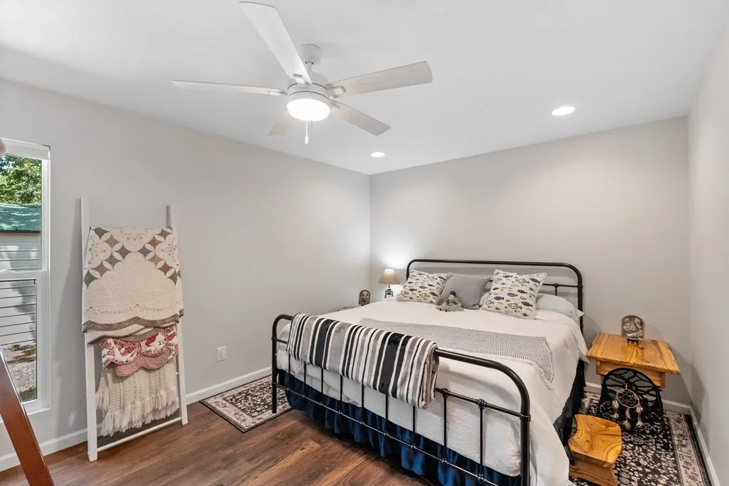 Guest bedroom with king size bed & bunks