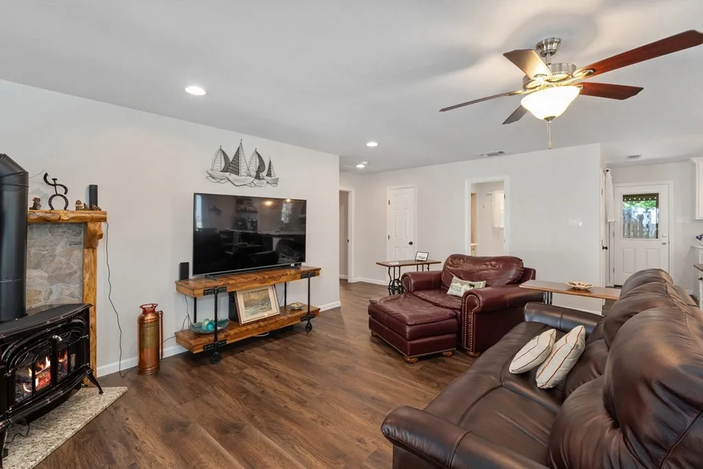 Single Family Residence For Sale in Henderson County , 138 Wildgrove Drive, Gun Barrel City, Texas 75156, 2 Bedroom, 2 Bathroom, 4 Garage spaces, 1,200 Sqft, built in 2003, mls#21340885, Real Estate Agent in Gun Barrel City, Homes For Sale in Henderson county, Homes For Sale in Gun Barrel City, Realtor in Gun Barrel City Texas, Real Estate Brokerage Independent Realty Texas, Luminita Cordes Realtor