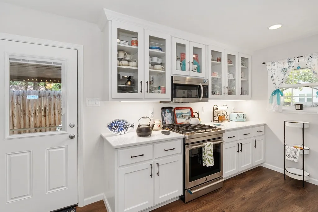 Custom cabinets, gas range, quartz countertops