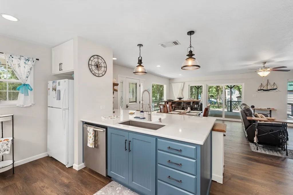 Kitchen island with sink & dishwasher