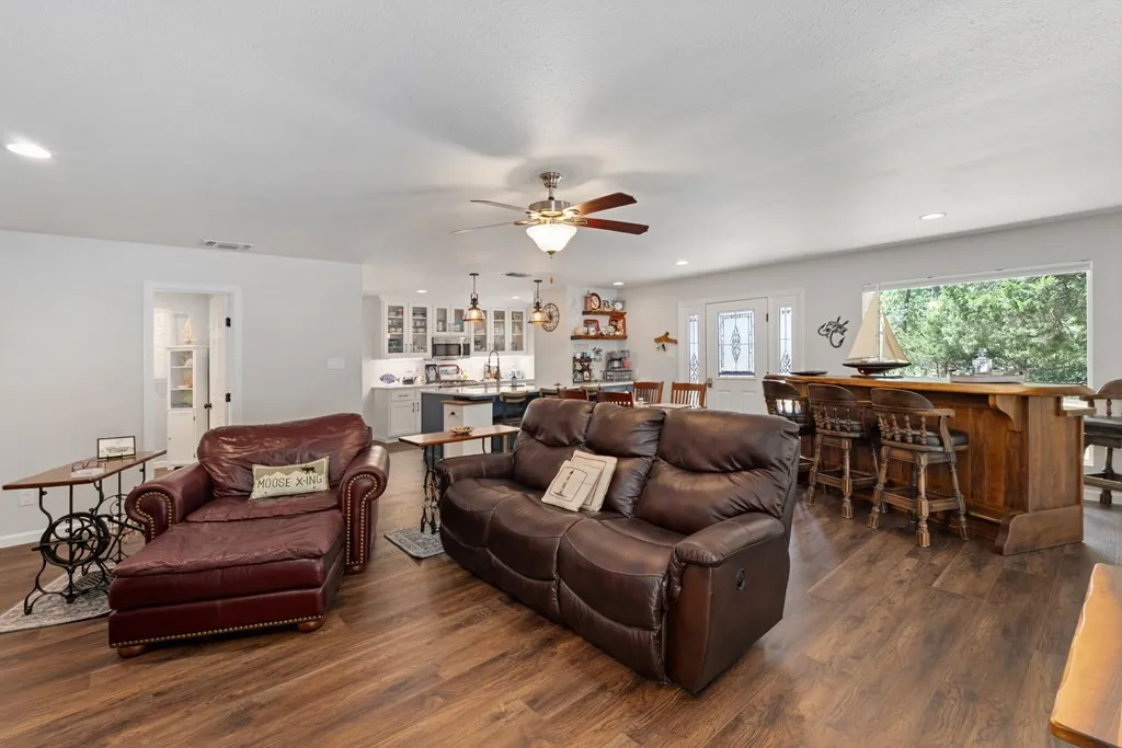 Single Family Residence For Sale in Henderson County , 138 Wildgrove Drive, Gun Barrel City, Texas 75156, 2 Bedroom, 2 Bathroom, 4 Garage spaces, 1,200 Sqft, built in 2003, mls#21340885, Real Estate Agent in Gun Barrel City, Homes For Sale in Henderson county, Homes For Sale in Gun Barrel City, Realtor in Gun Barrel City Texas, Real Estate Brokerage Independent Realty Texas, Luminita Cordes Realtor