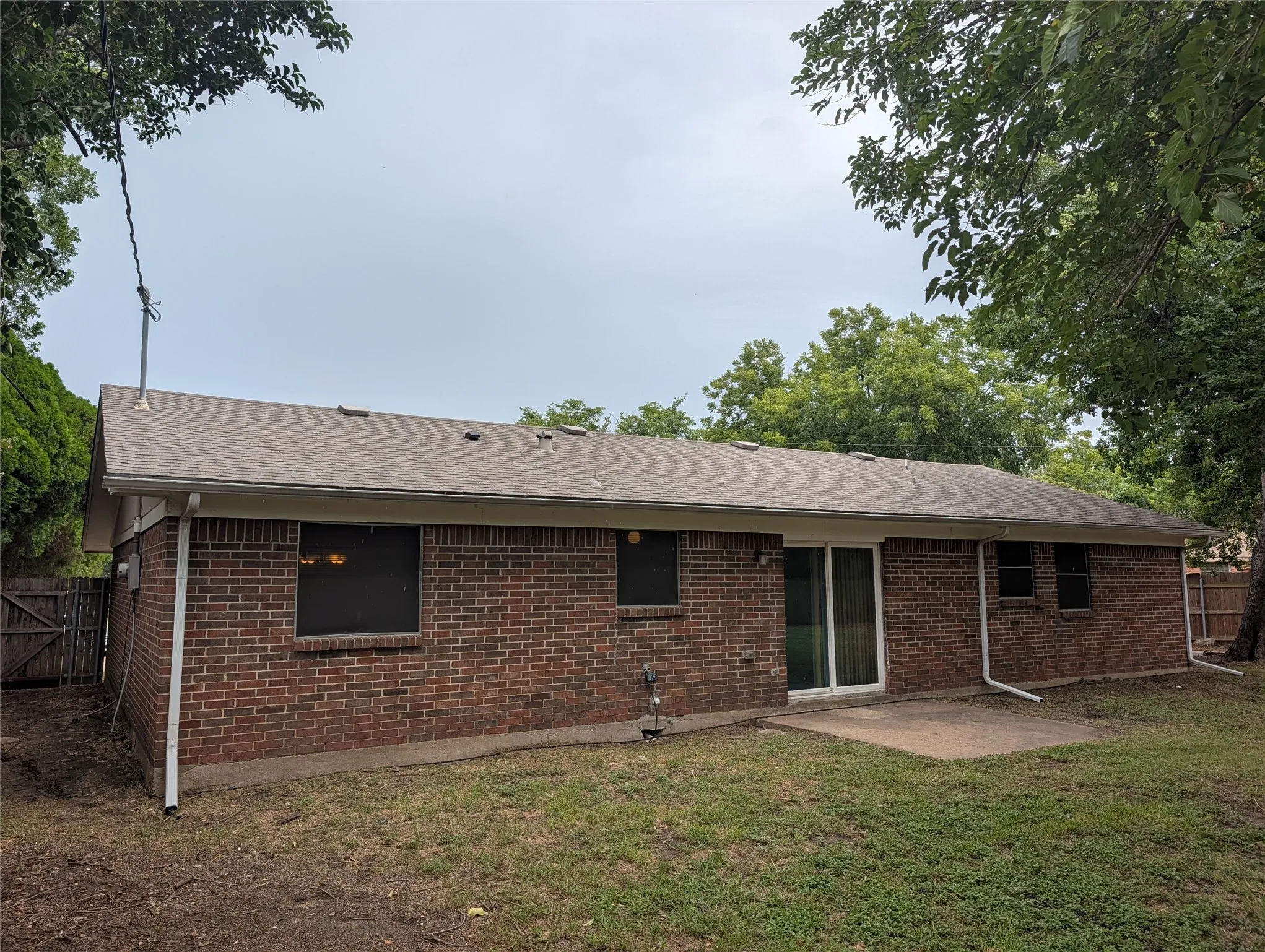 Single Family Residence For Rent in Tarrant County , 633 Christie Court, Everman, Texas 76140, 4 Bedroom, 2 Bathroom, 2 Garage spaces, 1,152 Sqft, built in 1968, mls#21345022, Real Estate Agent in Everman, Homes For Rent in Tarrant county, Homes For Rent in Everman, Realtor in Everman Texas, Real Estate Brokerage Independent Realty Texas, Luminita Cordes Realtor