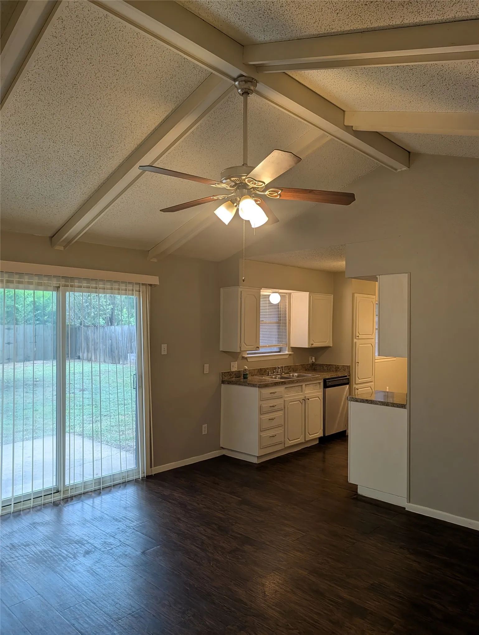 Single Family Residence For Rent in Tarrant County , 633 Christie Court, Everman, Texas 76140, 4 Bedroom, 2 Bathroom, 2 Garage spaces, 1,152 Sqft, built in 1968, mls#21345022, Real Estate Agent in Everman, Homes For Rent in Tarrant county, Homes For Rent in Everman, Realtor in Everman Texas, Real Estate Brokerage Independent Realty Texas, Luminita Cordes Realtor