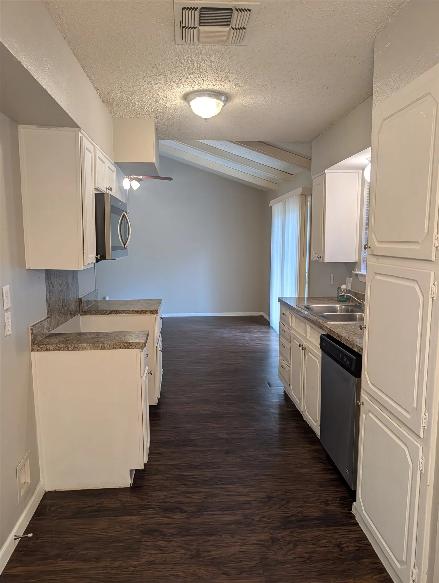 Single Family Residence For Rent in Tarrant County , 633 Christie Court, Everman, Texas 76140, 4 Bedroom, 2 Bathroom, 2 Garage spaces, 1,152 Sqft, built in 1968, mls#21345022, Real Estate Agent in Everman, Homes For Rent in Tarrant county, Homes For Rent in Everman, Realtor in Everman Texas, Real Estate Brokerage Independent Realty Texas, Luminita Cordes Realtor