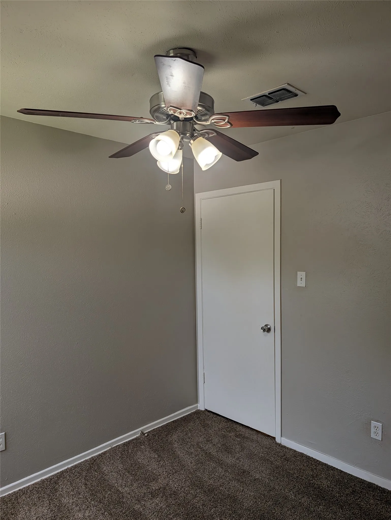 Single Family Residence For Rent in Tarrant County , 633 Christie Court, Everman, Texas 76140, 4 Bedroom, 2 Bathroom, 2 Garage spaces, 1,152 Sqft, built in 1968, mls#21345022, Real Estate Agent in Everman, Homes For Rent in Tarrant county, Homes For Rent in Everman, Realtor in Everman Texas, Real Estate Brokerage Independent Realty Texas, Luminita Cordes Realtor