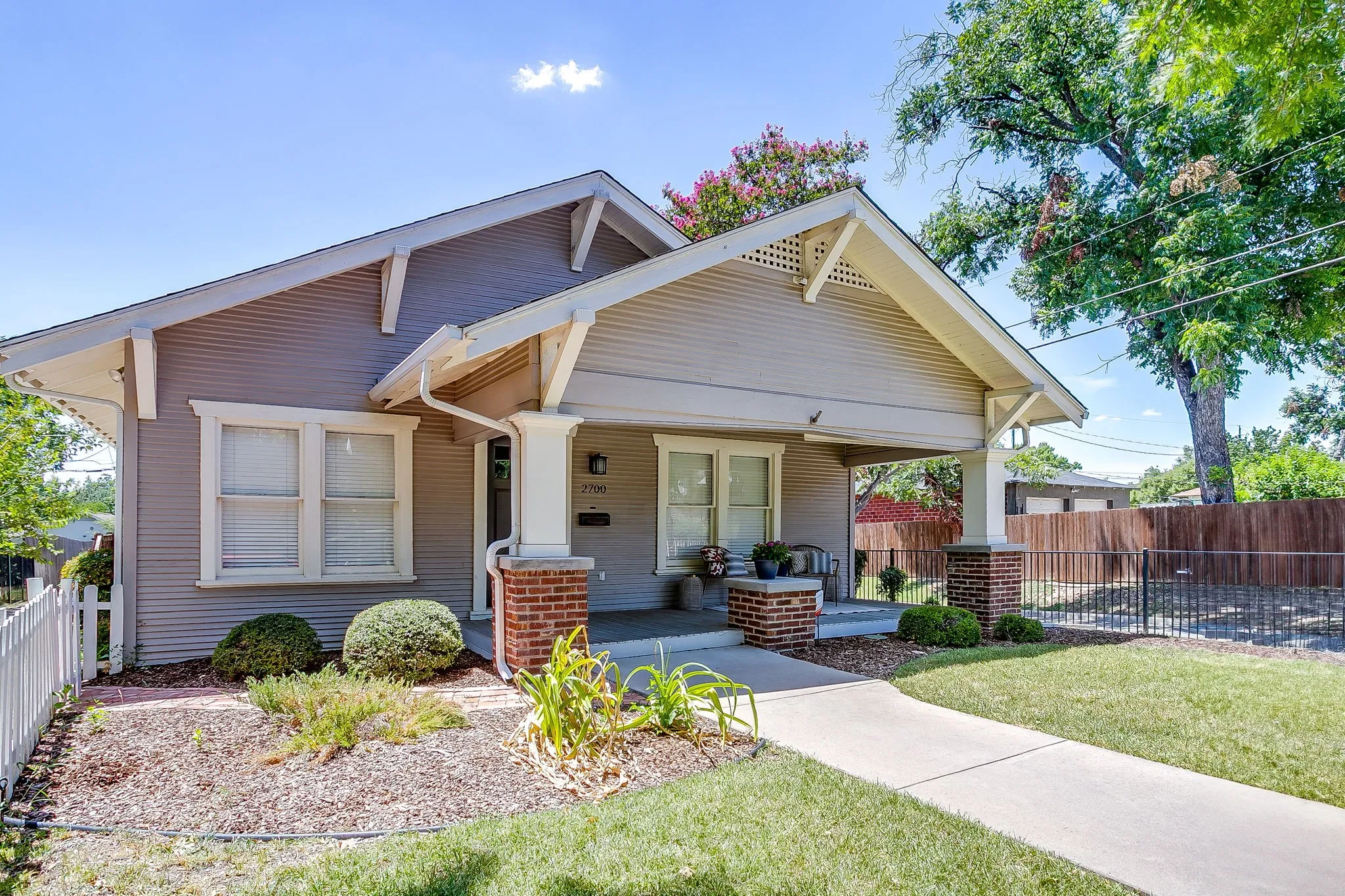 Single Family Residence For Sale in Tarrant County , 2700 College Avenue, Fort Worth, Texas 76110, 3 Bedroom, 2 Bathroom, 1 Garage spaces, 1,697 Sqft, built in 1924, mls#21342792, Real Estate Agent in Fort Worth, Homes For Sale in Tarrant county, Homes For Sale in Fort Worth, Realtor in Fort Worth Texas, Real Estate Brokerage Independent Realty Texas, Luminita Cordes Realtor
