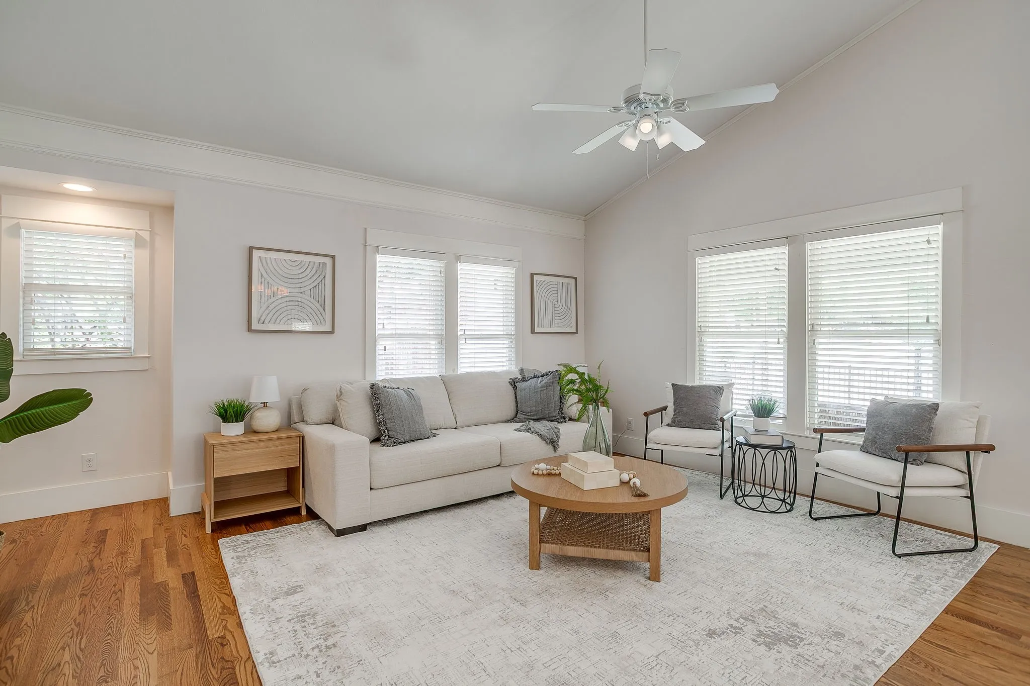 Single Family Residence For Sale in Tarrant County , 2700 College Avenue, Fort Worth, Texas 76110, 3 Bedroom, 2 Bathroom, 1 Garage spaces, 1,697 Sqft, built in 1924, mls#21342792, Real Estate Agent in Fort Worth, Homes For Sale in Tarrant county, Homes For Sale in Fort Worth, Realtor in Fort Worth Texas, Real Estate Brokerage Independent Realty Texas, Luminita Cordes Realtor