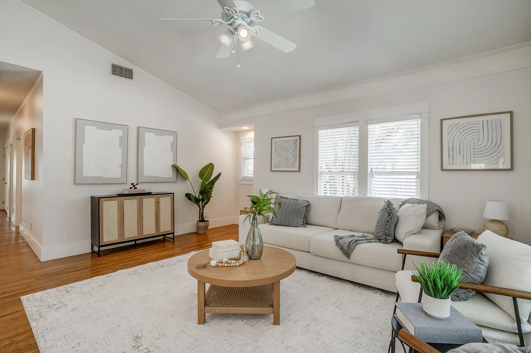 Single Family Residence For Sale in Tarrant County , 2700 College Avenue, Fort Worth, Texas 76110, 3 Bedroom, 2 Bathroom, 1 Garage spaces, 1,697 Sqft, built in 1924, mls#21342792, Real Estate Agent in Fort Worth, Homes For Sale in Tarrant county, Homes For Sale in Fort Worth, Realtor in Fort Worth Texas, Real Estate Brokerage Independent Realty Texas, Luminita Cordes Realtor