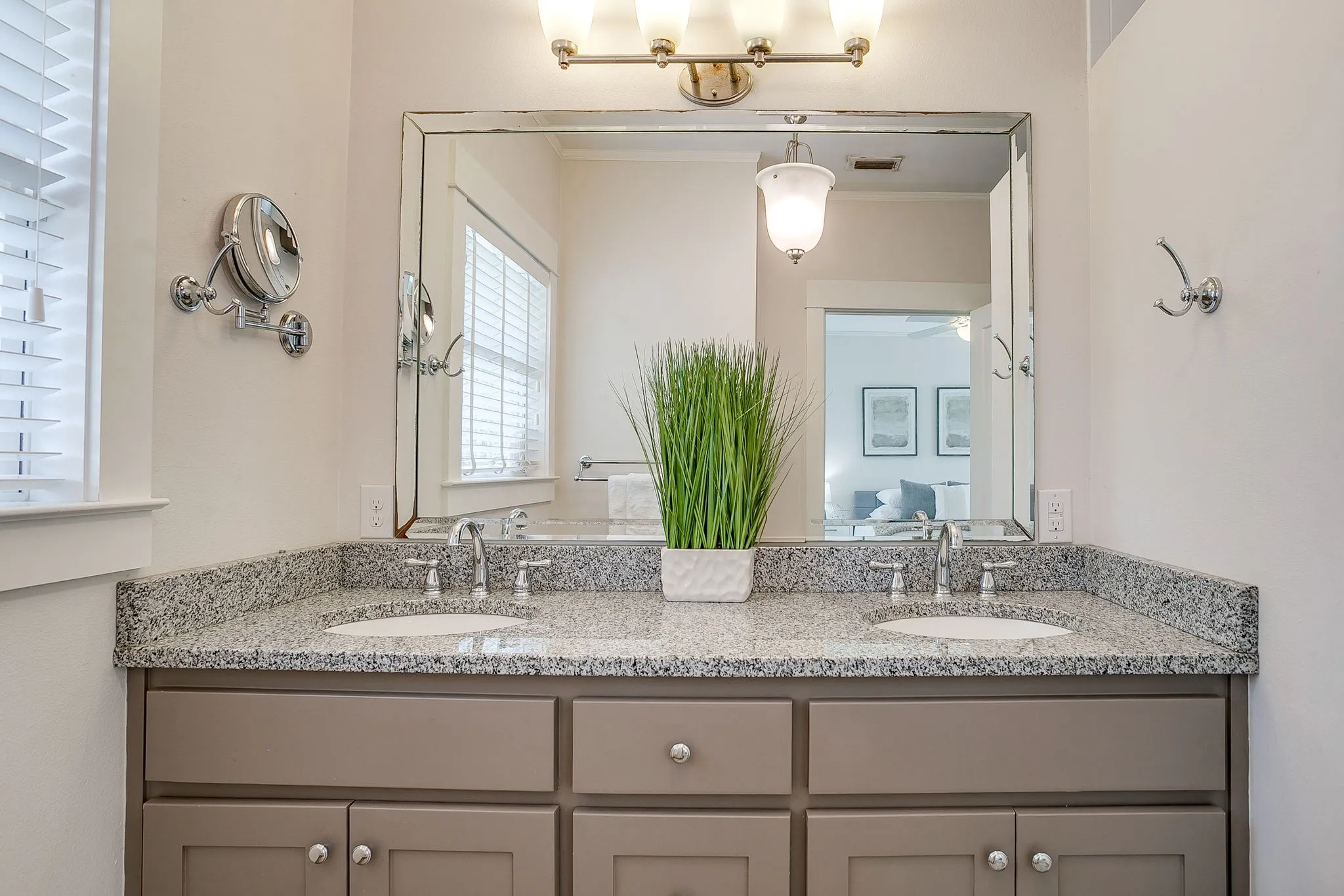 Single Family Residence For Sale in Tarrant County , 2700 College Avenue, Fort Worth, Texas 76110, 3 Bedroom, 2 Bathroom, 1 Garage spaces, 1,697 Sqft, built in 1924, mls#21342792, Real Estate Agent in Fort Worth, Homes For Sale in Tarrant county, Homes For Sale in Fort Worth, Realtor in Fort Worth Texas, Real Estate Brokerage Independent Realty Texas, Luminita Cordes Realtor