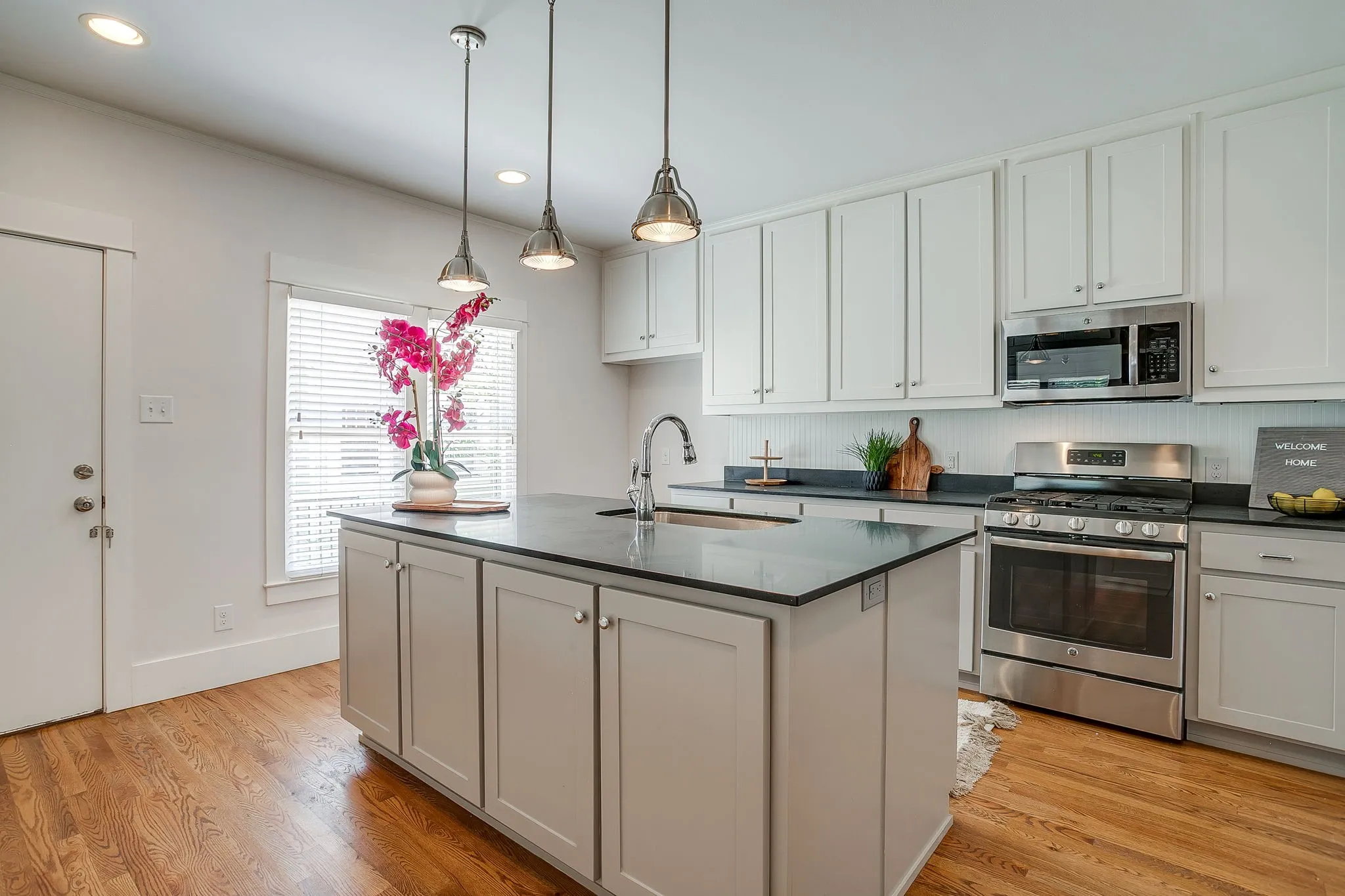 Single Family Residence For Sale in Tarrant County , 2700 College Avenue, Fort Worth, Texas 76110, 3 Bedroom, 2 Bathroom, 1 Garage spaces, 1,697 Sqft, built in 1924, mls#21342792, Real Estate Agent in Fort Worth, Homes For Sale in Tarrant county, Homes For Sale in Fort Worth, Realtor in Fort Worth Texas, Real Estate Brokerage Independent Realty Texas, Luminita Cordes Realtor