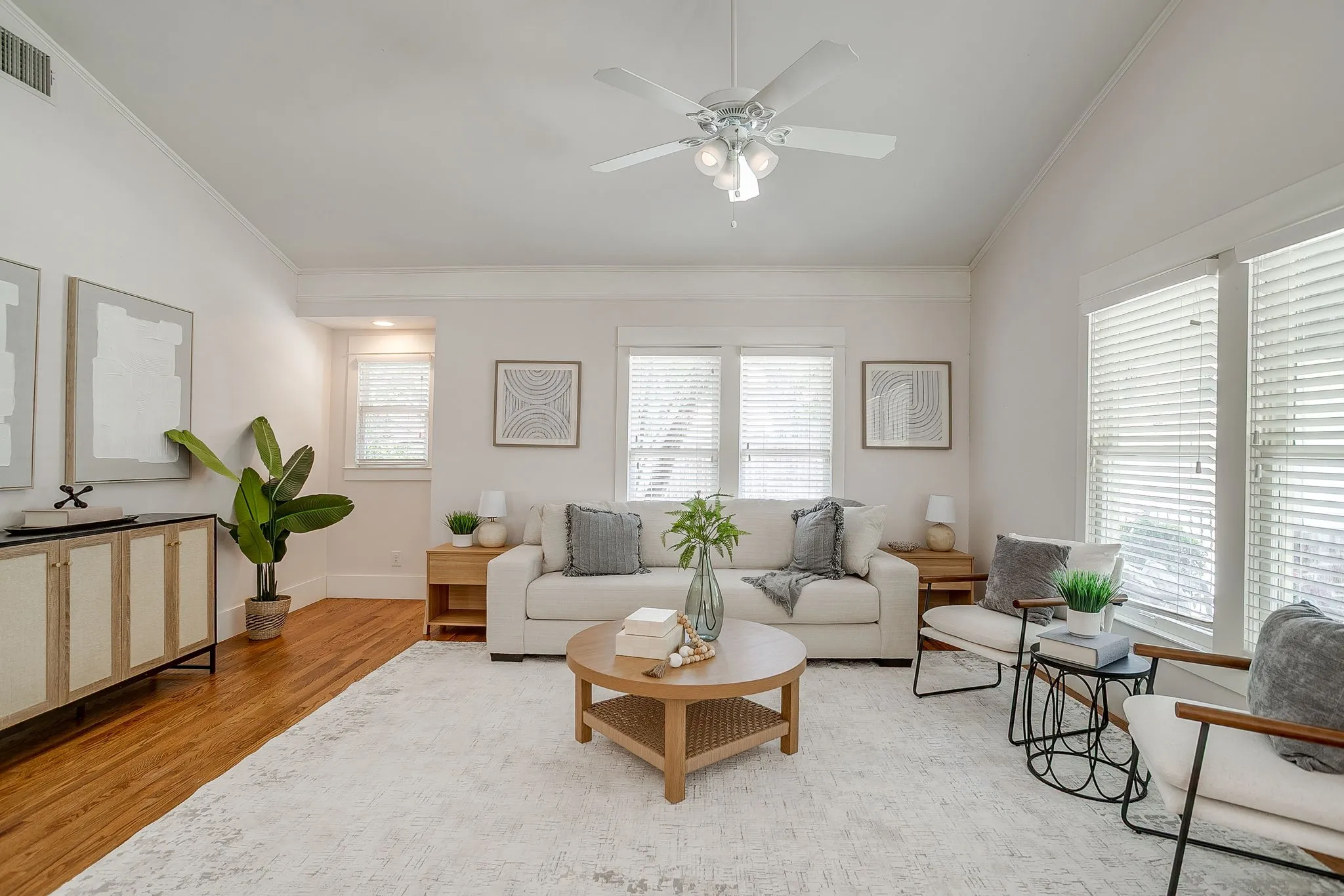Single Family Residence For Sale in Tarrant County , 2700 College Avenue, Fort Worth, Texas 76110, 3 Bedroom, 2 Bathroom, 1 Garage spaces, 1,697 Sqft, built in 1924, mls#21342792, Real Estate Agent in Fort Worth, Homes For Sale in Tarrant county, Homes For Sale in Fort Worth, Realtor in Fort Worth Texas, Real Estate Brokerage Independent Realty Texas, Luminita Cordes Realtor
